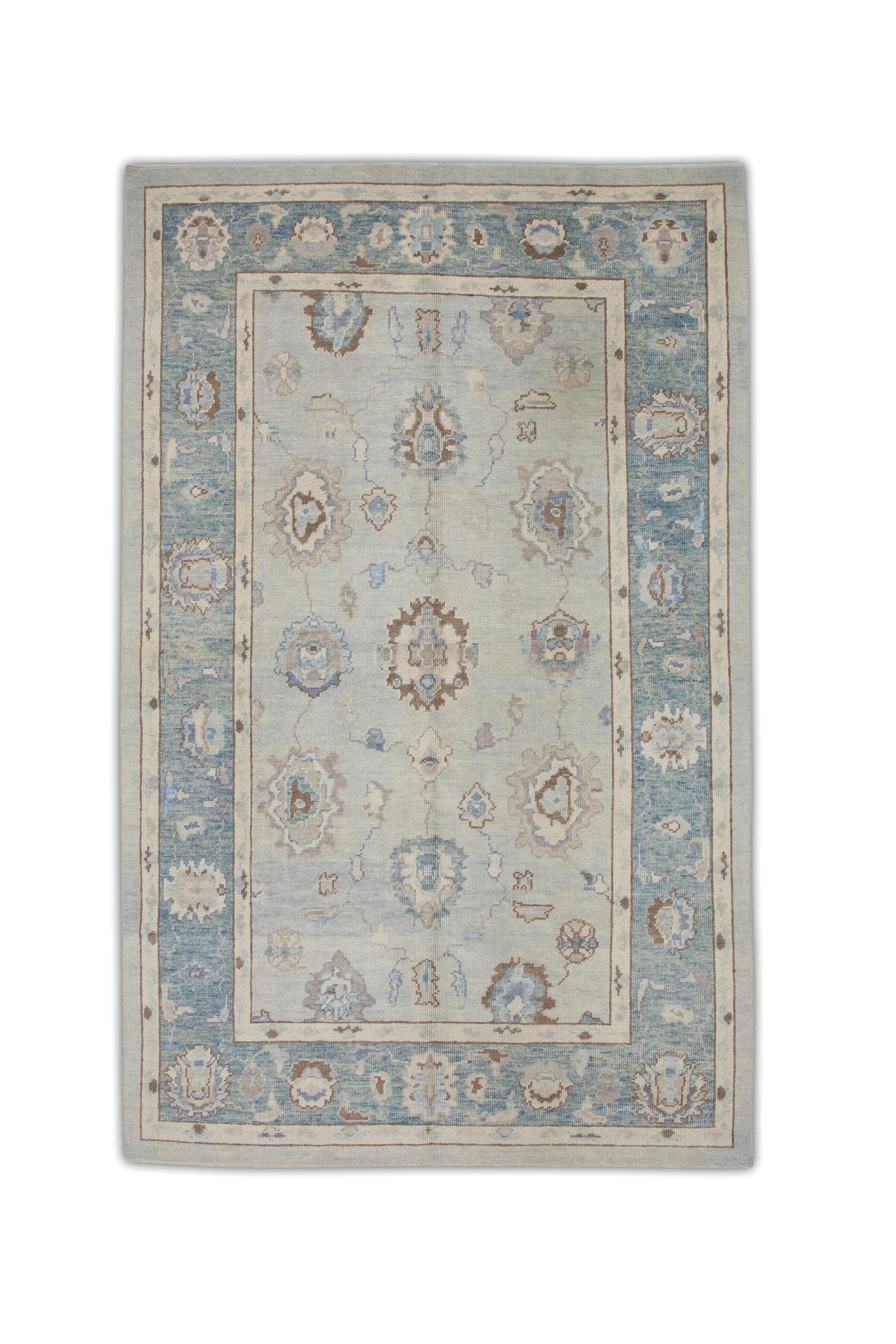 Blauer und brauner handgewebter türkischer Oushak-Teppich aus Wolle mit Blumenmuster 6' x 9'1