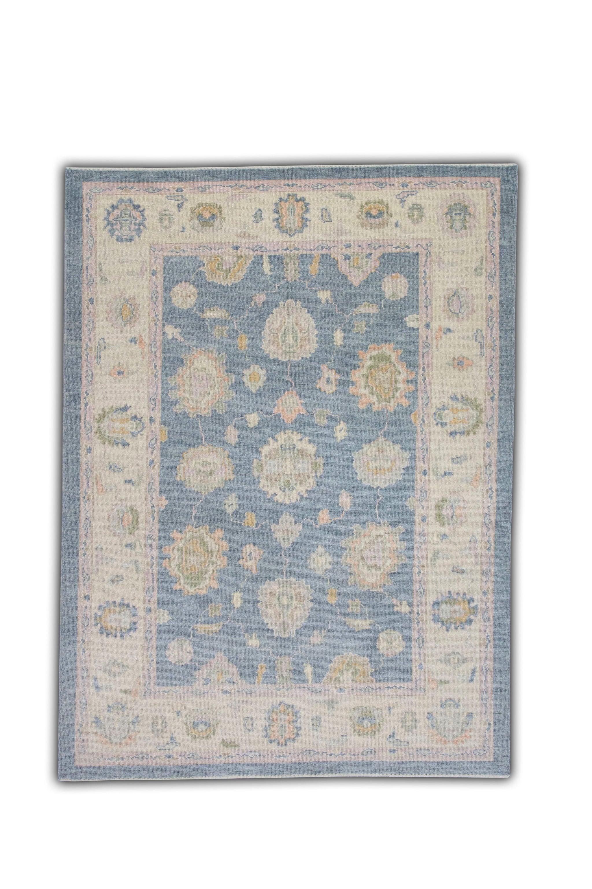 Blauer handgewebter türkischer Oushak-Teppich aus Wolle in rosa geblümtem Design 6'6