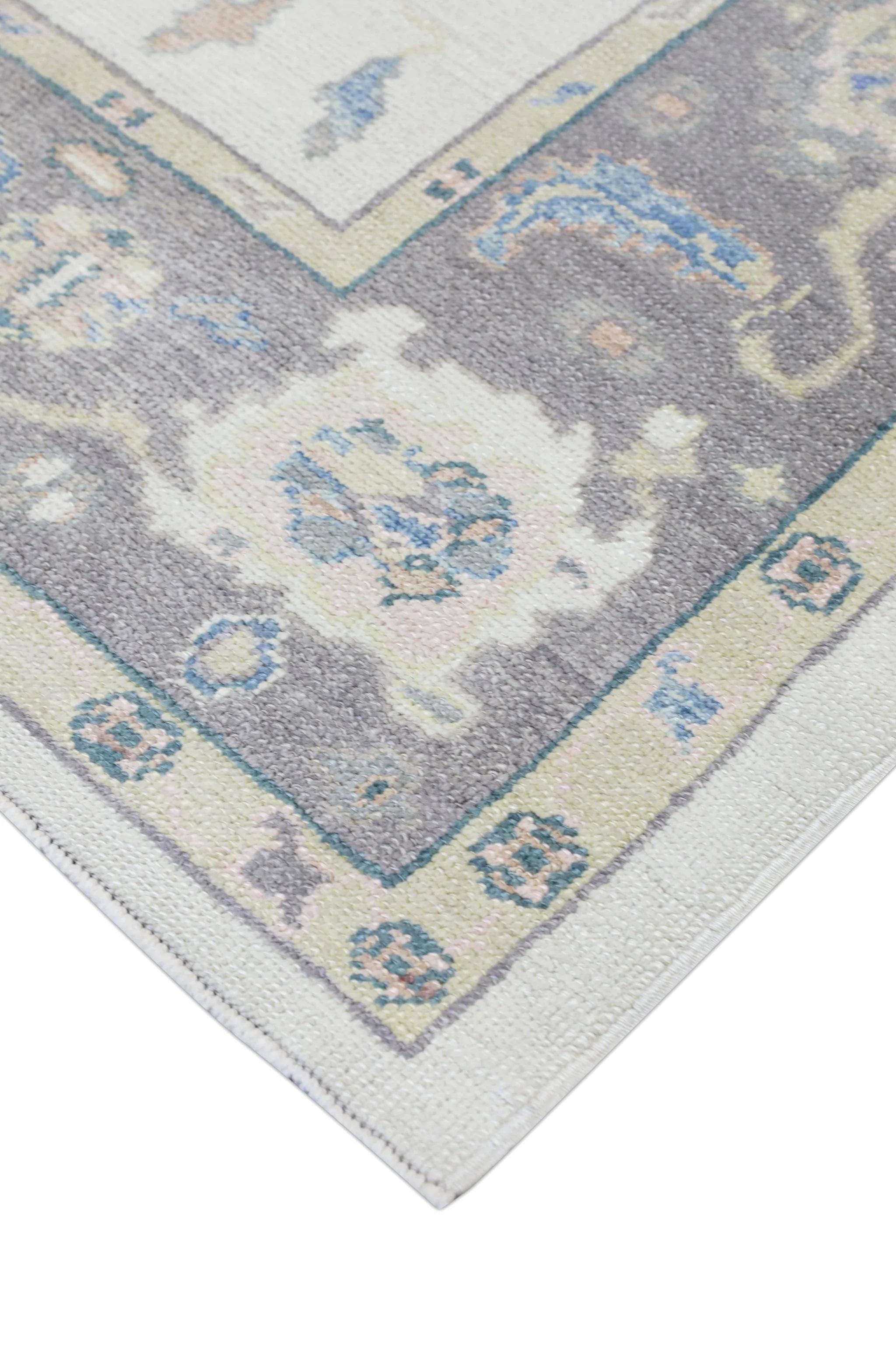 Türkischer Oushak-Teppich aus handgewebter Wolle in Blau und Lila in floralem Design 6'1