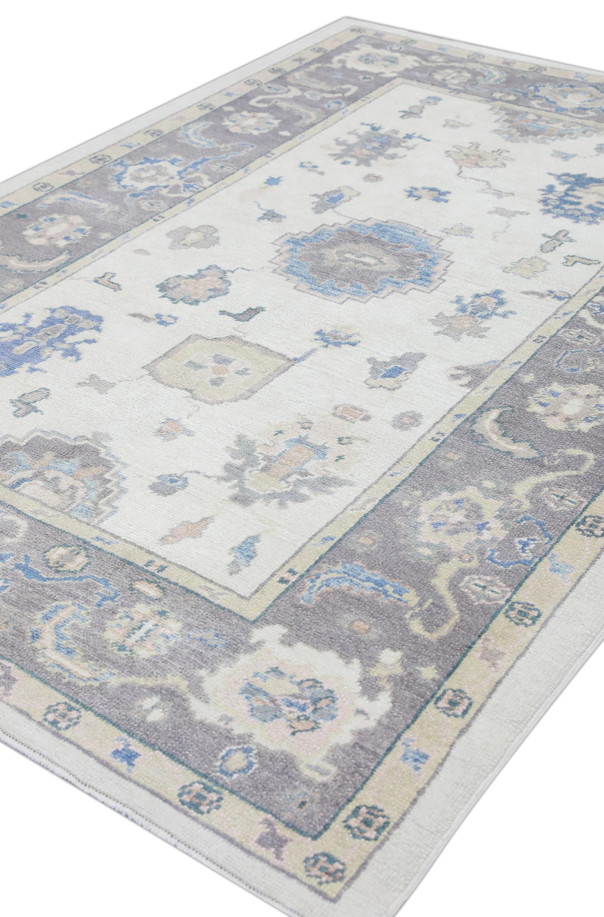 Türkischer Oushak-Teppich aus handgewebter Wolle in Blau und Lila in floralem Design 6'1
