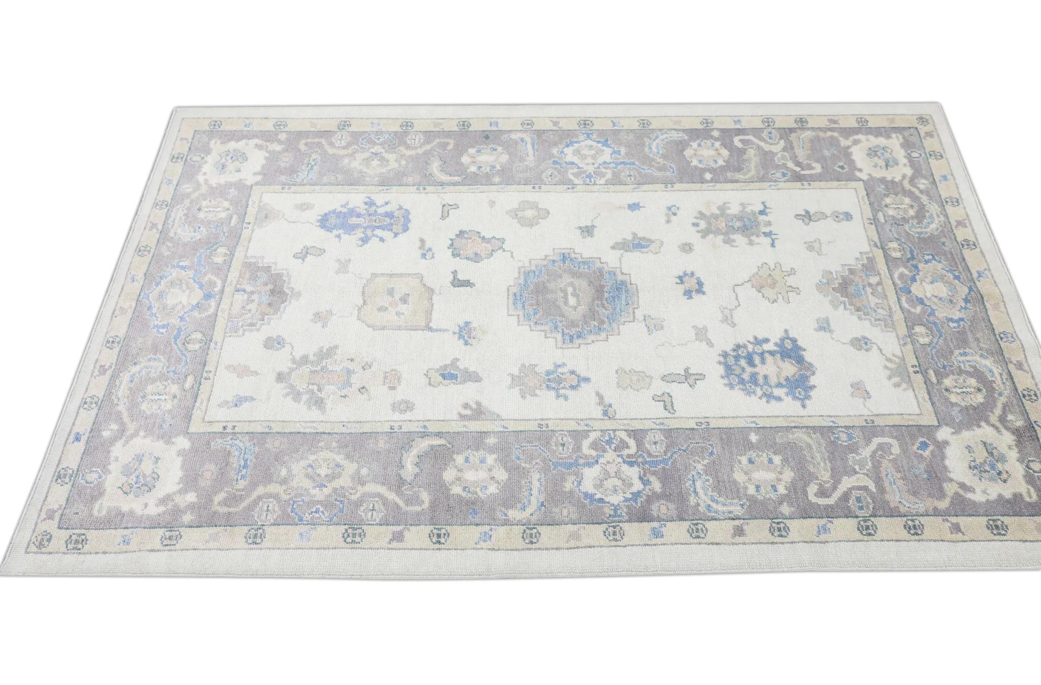 Türkischer Oushak-Teppich aus handgewebter Wolle in Blau und Lila in floralem Design 6'1