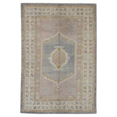 Handgewebter türkischer Oushak-Teppich aus Wolle in Rosa und Lila mit Medaillonmuster 6' x 9'3"