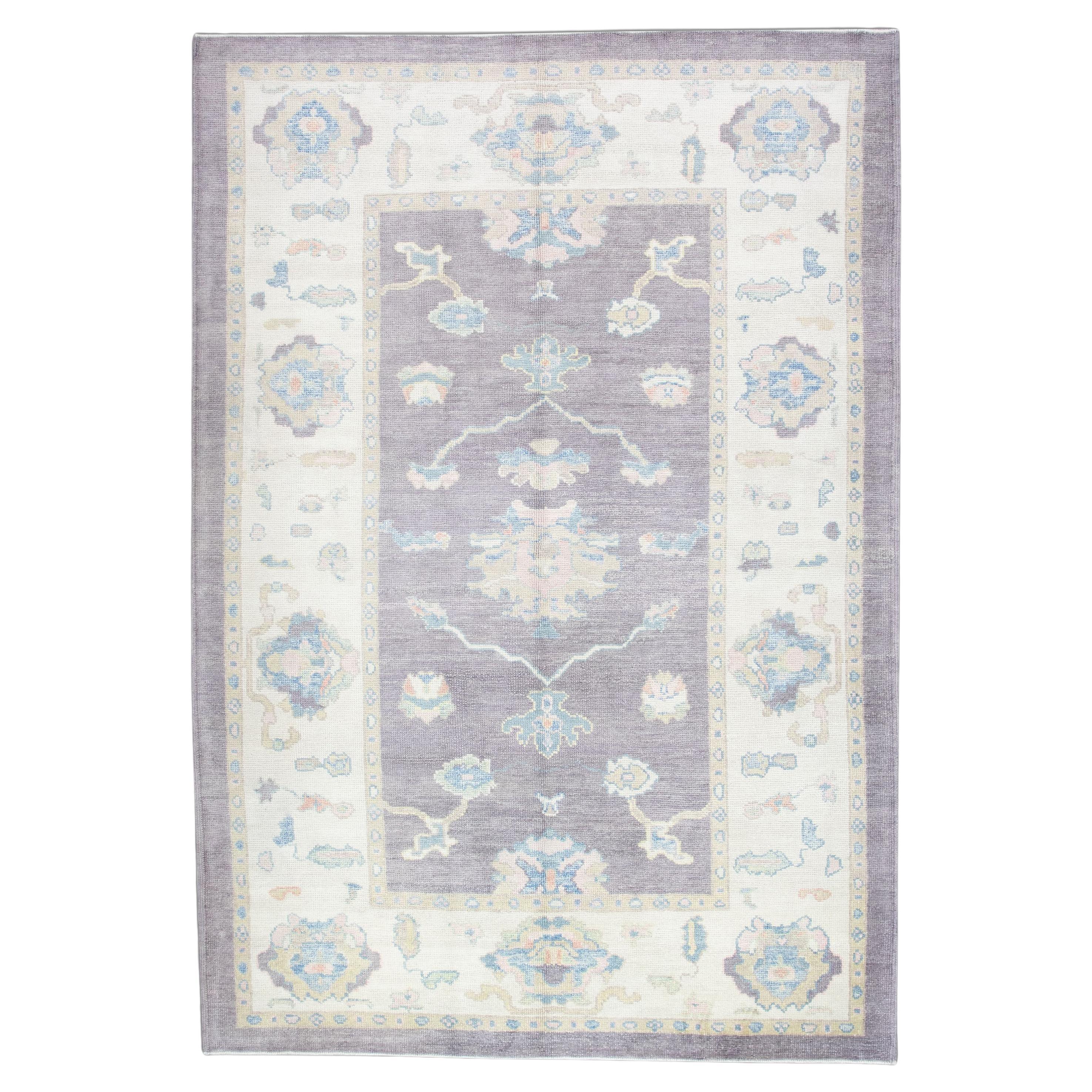 Alfombra Oushak turca de lana tejida a mano de color púrpura con diseño floral azul 6'3" x 9'2"