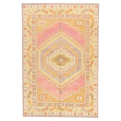 Alfombra turca Oushak de lana tejida a mano con diseño de medallón rosa y amarillo 6' x 9'