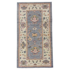 Tapis turc Oushak en laine tissé à la main à motifs floraux bleus et roses, 4'1 po. x 7'7 po.