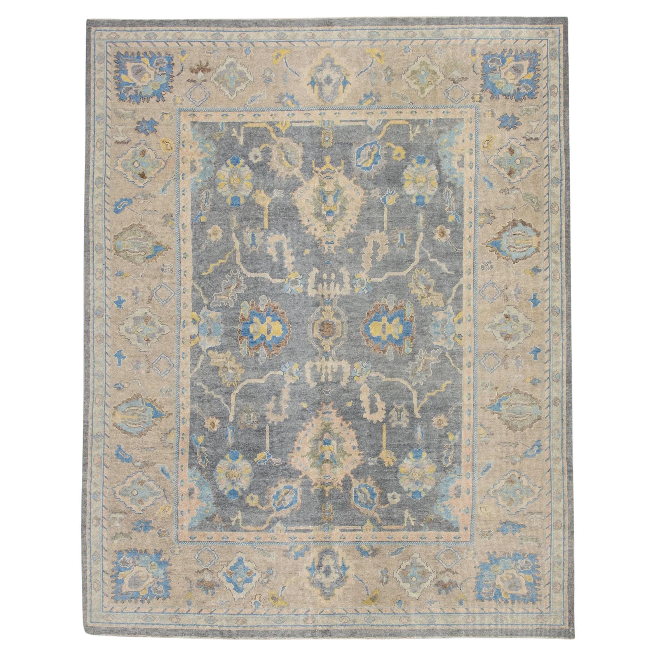 Tapis turc Oushak en laine à motifs floraux tissés à la main en brun et bleu 7'11" x 9'11". en vente