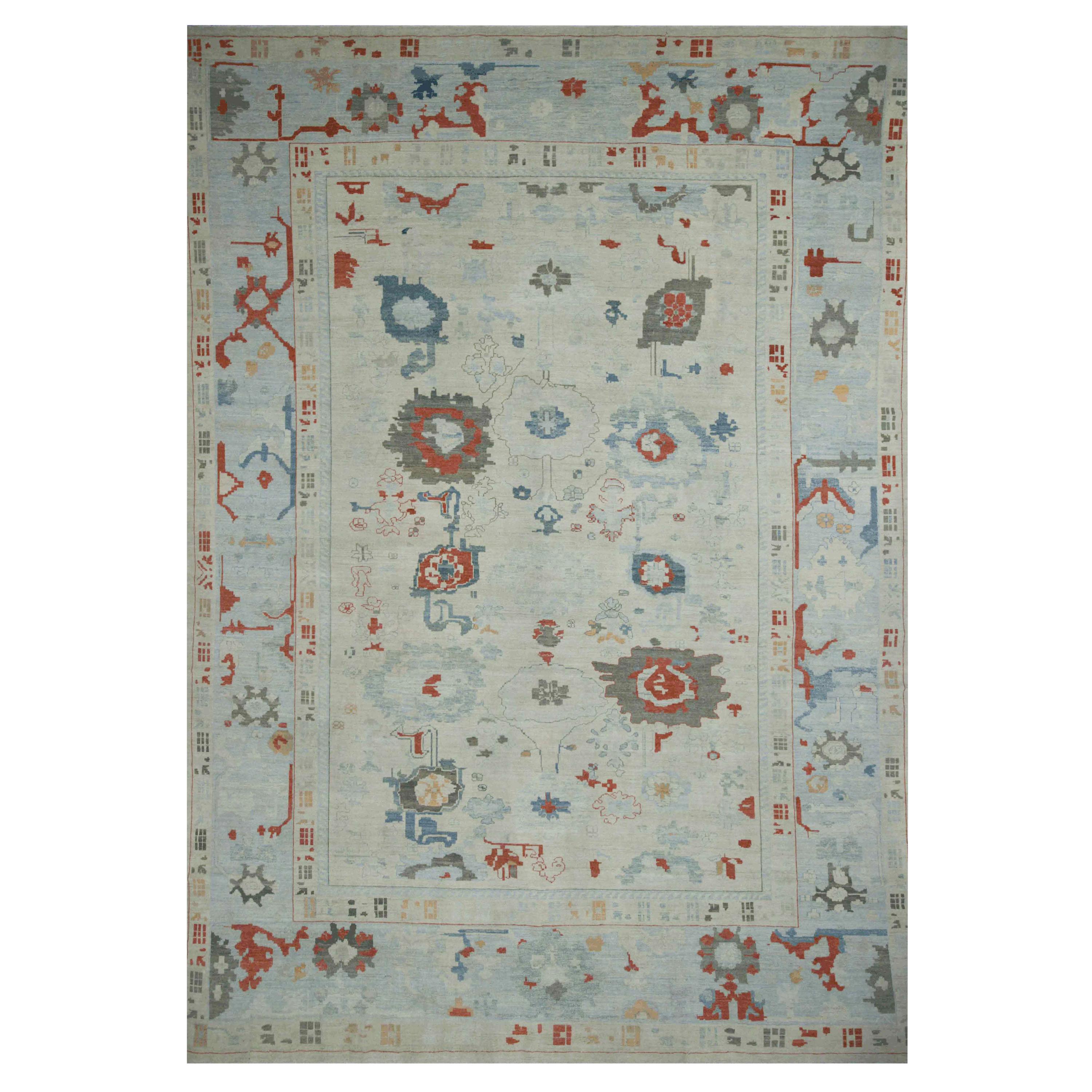 Alfombra Turca Moderna Oushak en Mezcla de Beige y Azul con Diseño de Flores Grises y Rojas