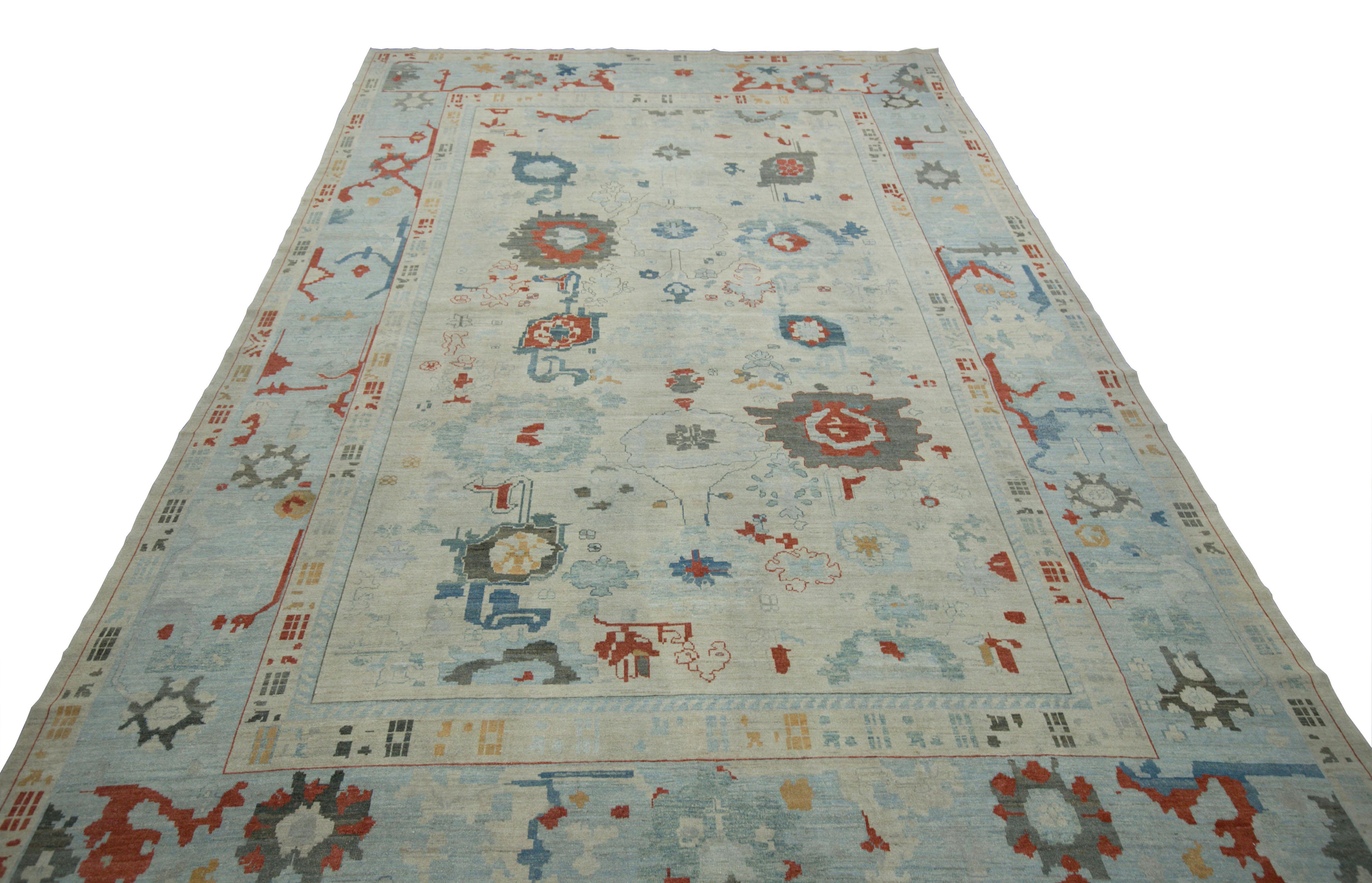 Moderner moderner türkischer Oushak-Teppich in Beige und Blau mit grauem und rotem Blumenmuster (Handgewebt) im Angebot