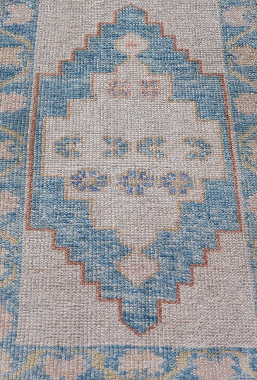 Mesures : 2'4 x 3'7 
Tapis turc moderne Oushak - motifs géométriques bleu et beige 2'4