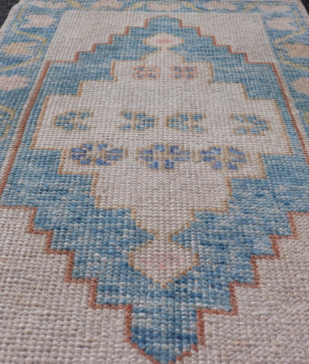 Turc Tapis turc moderne Oushak à motifs géométriques bleu et beige 2'4