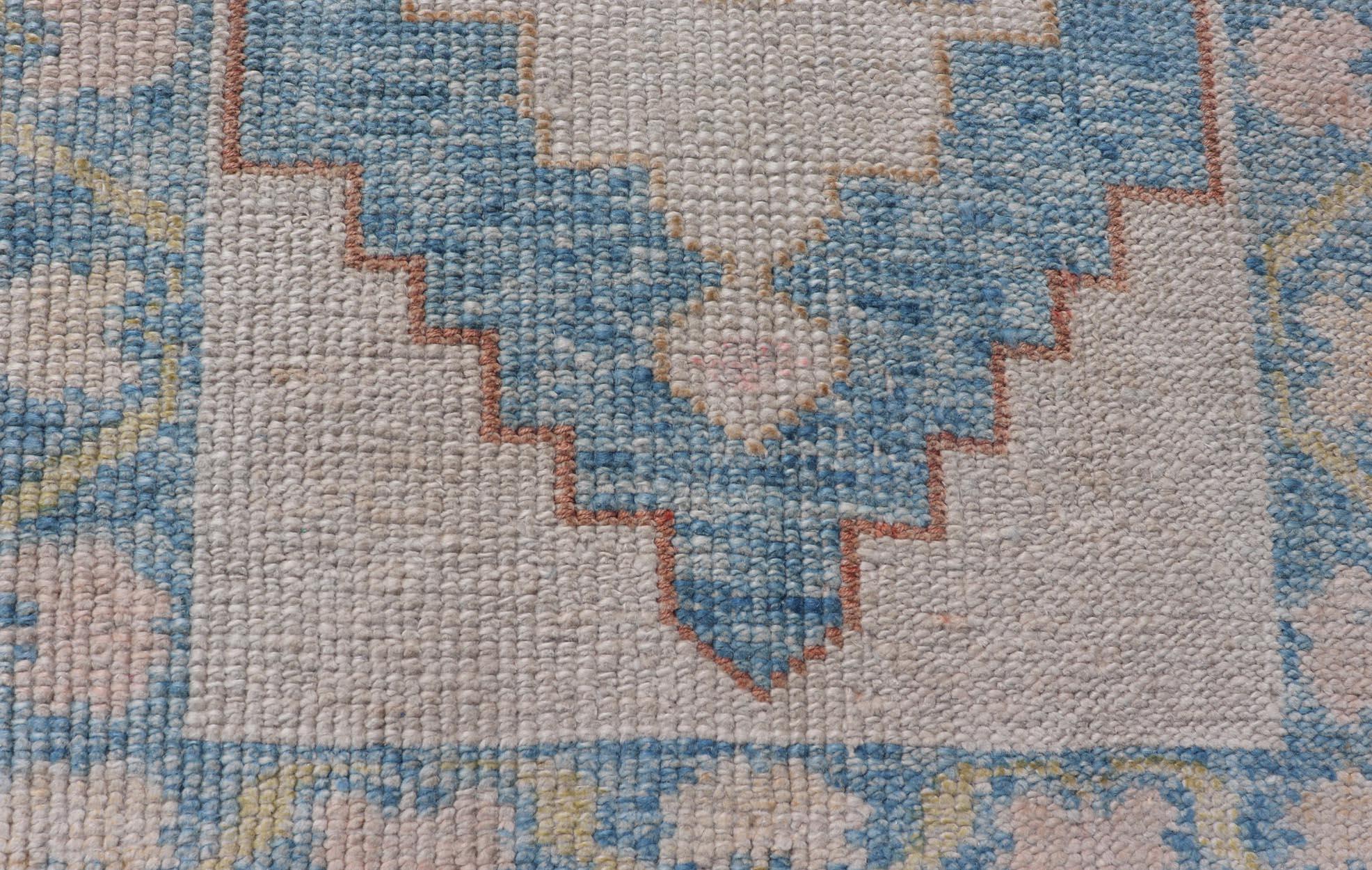 Noué à la main Tapis turc moderne Oushak à motifs géométriques bleu et beige 2'4