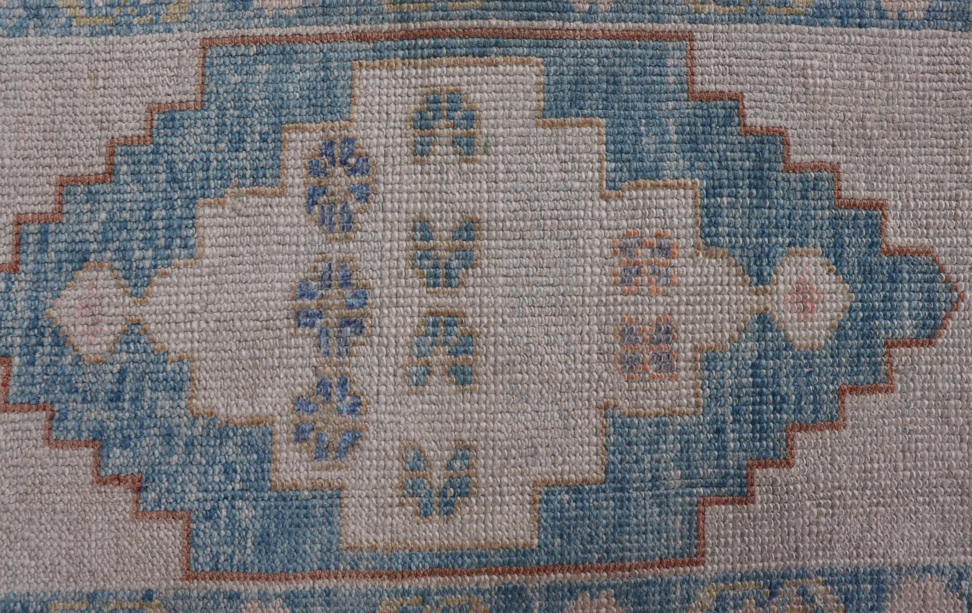 Tapis turc moderne Oushak à motifs géométriques bleu et beige 2'4