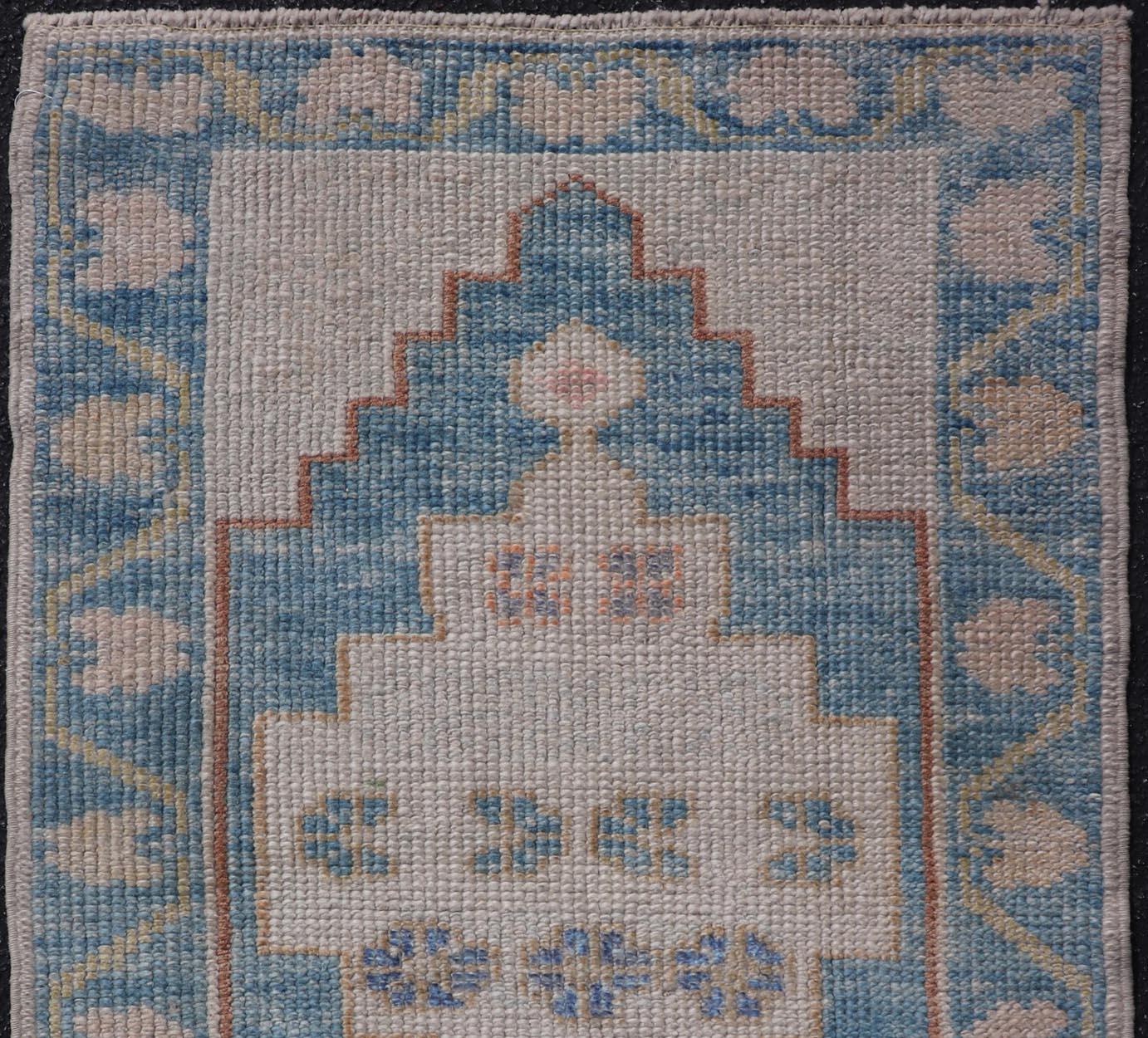 XXIe siècle et contemporain Tapis turc moderne Oushak à motifs géométriques bleu et beige 2'4