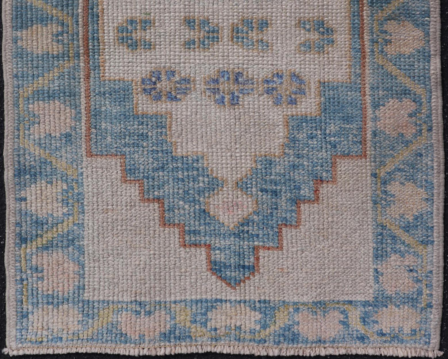 Tapis turc moderne Oushak à motifs géométriques bleu et beige 2'4