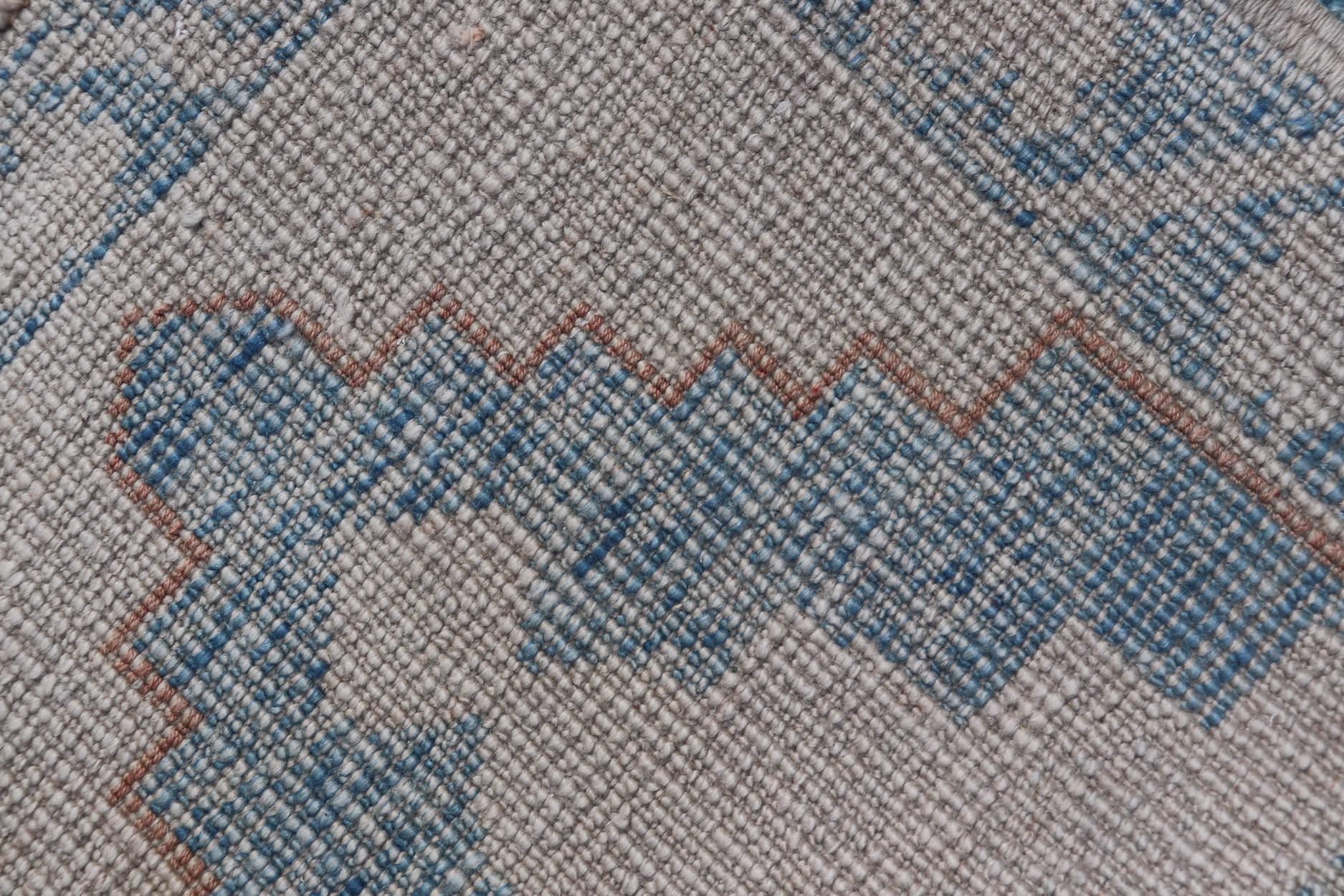 Tapis turc moderne Oushak à motifs géométriques bleu et beige 2'4