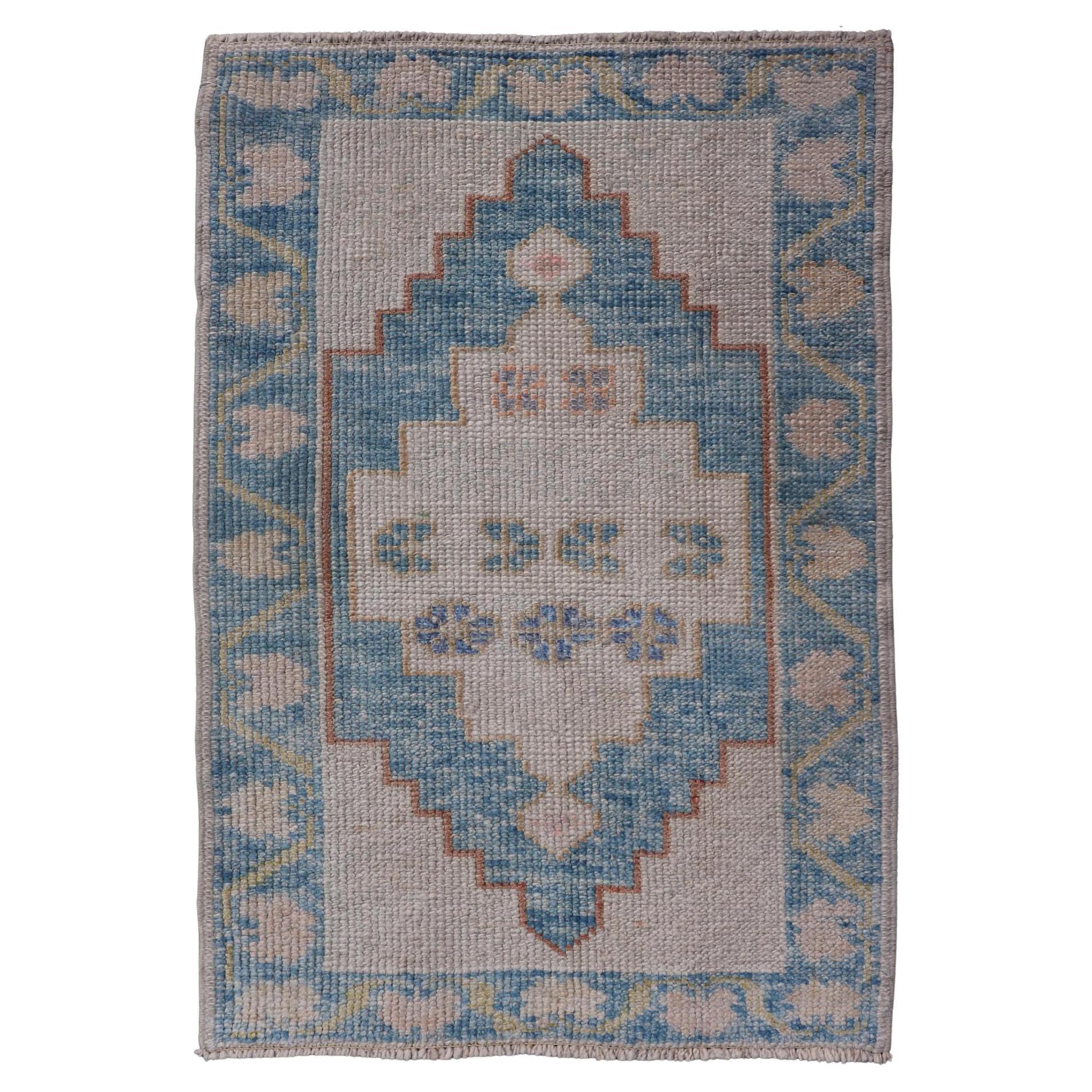 Moderner türkischer Oushak-Teppich in Blau und Beige Geometrische Muster 2'4" X 3'7"