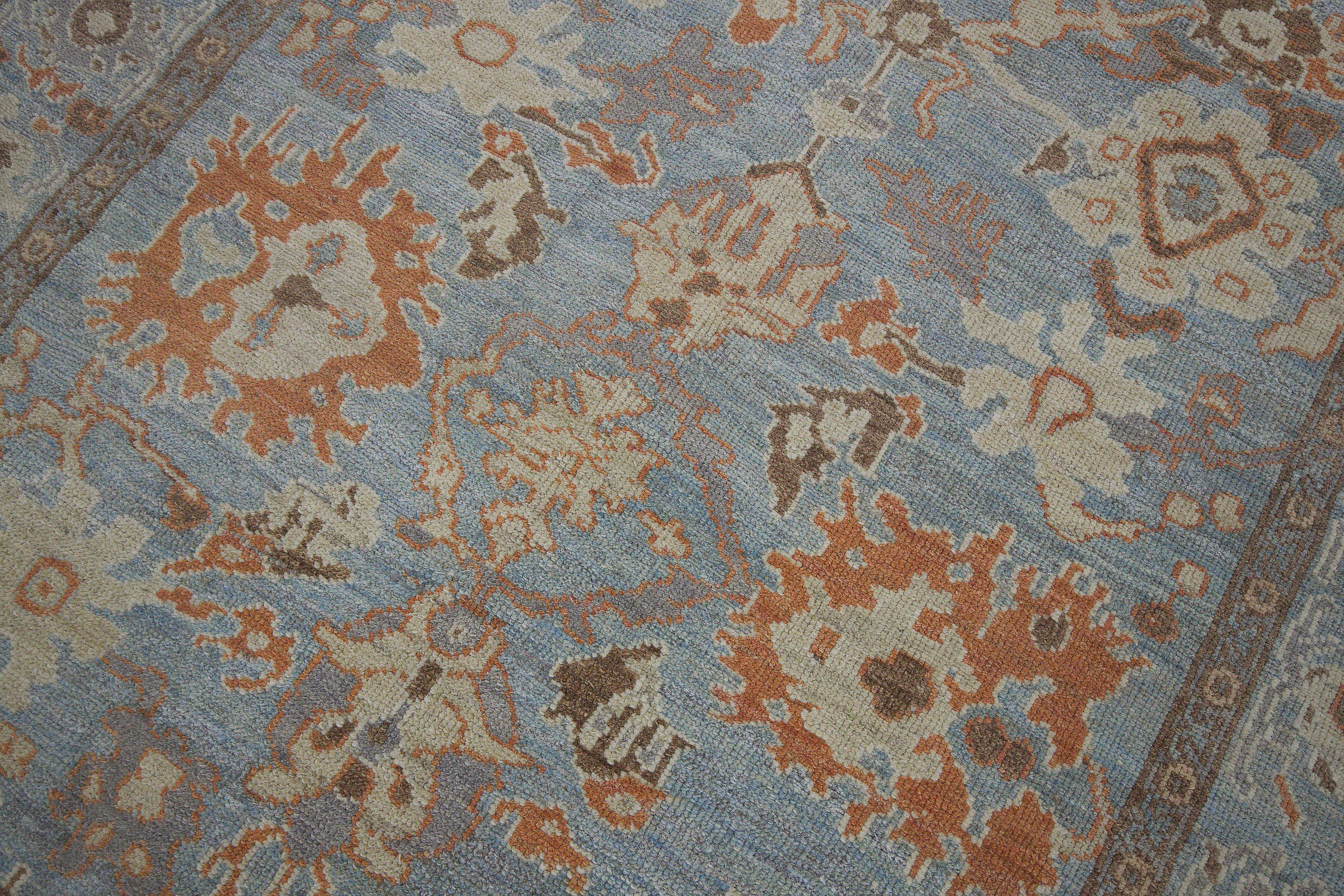 Moderner moderner türkischer Oushak-Teppich in Blau mit rostfarbenen und braunen Blumendetails (Türkisch) im Angebot