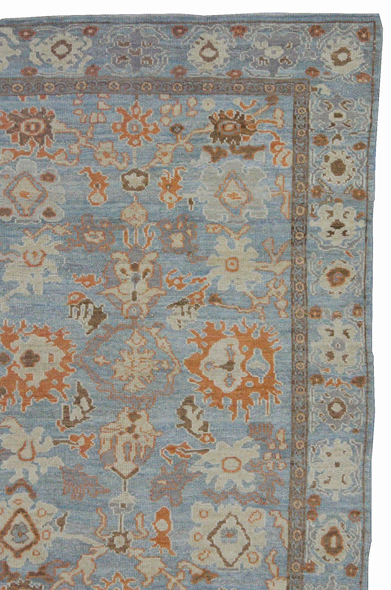 Tissé à la main Tapis moderne turc Oushak bleu avec détails floraux rouille et marron en vente