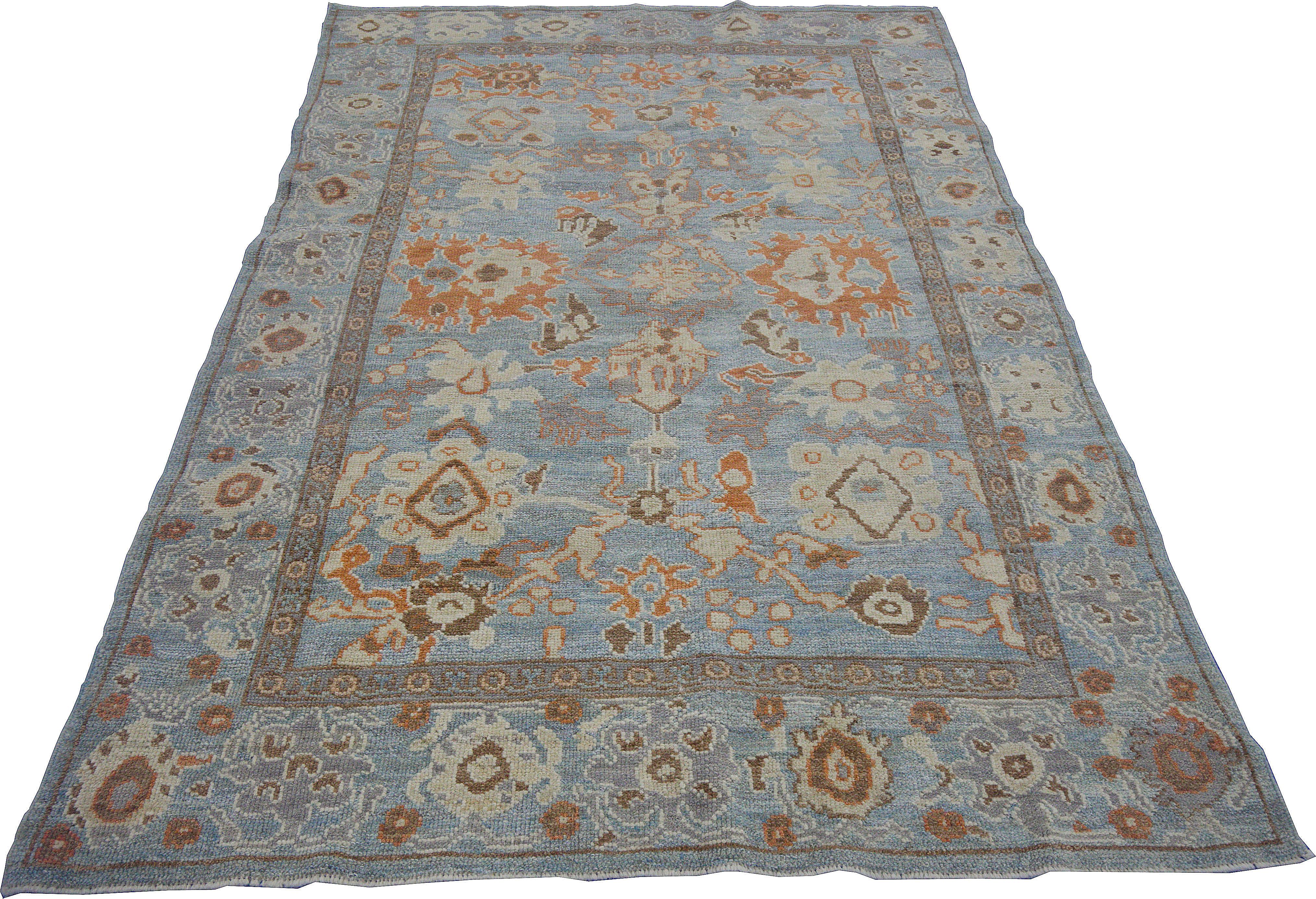 Moderner moderner türkischer Oushak-Teppich in Blau mit rostfarbenen und braunen Blumendetails im Zustand „Neu“ im Angebot in Dallas, TX