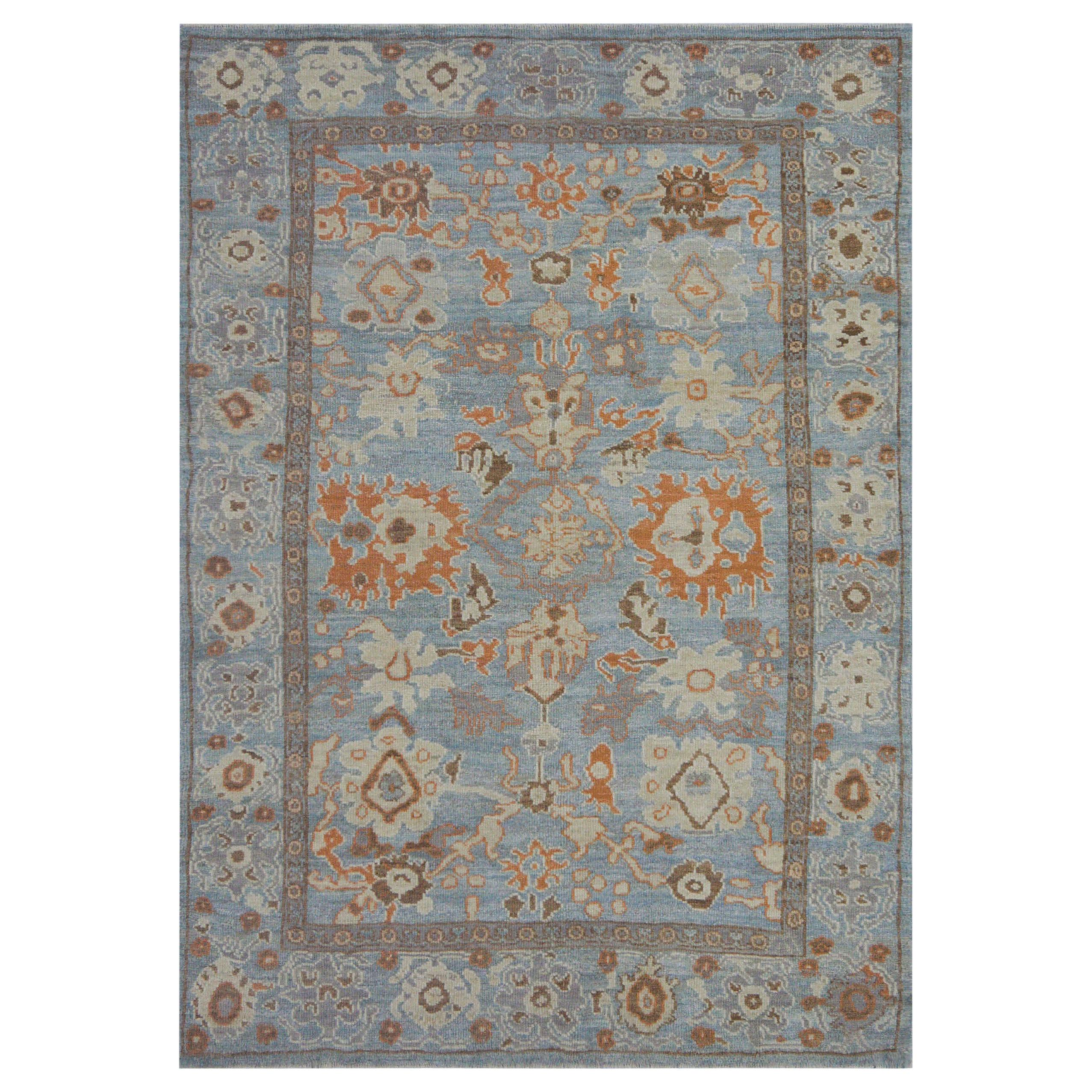 Moderner moderner türkischer Oushak-Teppich in Blau mit rostfarbenen und braunen Blumendetails