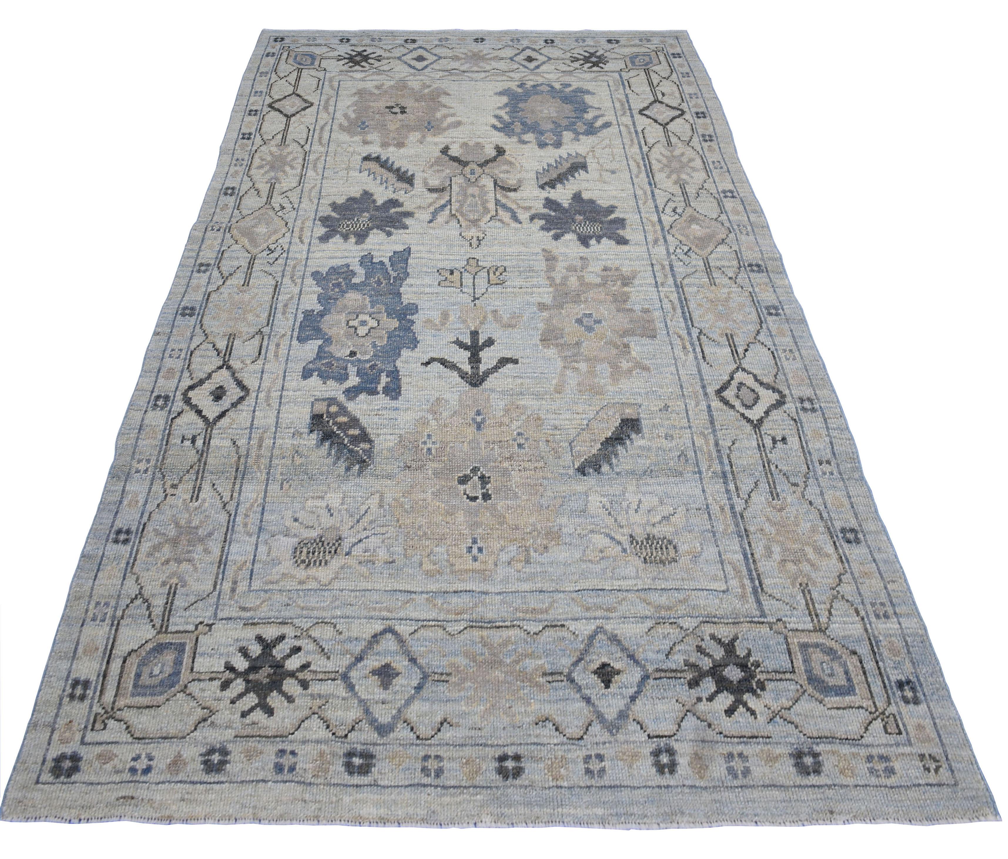 Moderner moderner türkischer Oushak-Teppich in Grau mit marineblauen und schwarzen Blumendetails (Handgewebt) im Angebot
