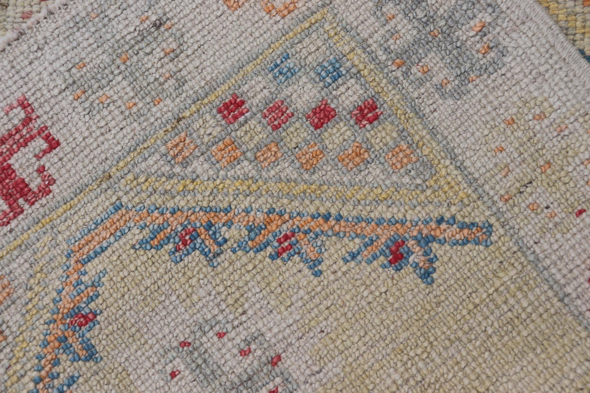 Moderner türkischer Oushak-Teppich mit mehrfarbigen geometrischen Mustern 2'8 x 4'3 im Angebot 3