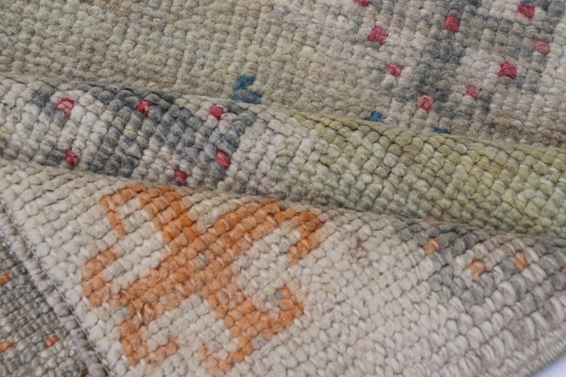 Moderner türkischer Oushak-Teppich mit mehrfarbigen geometrischen Mustern 2'8 x 4'3 im Angebot 4