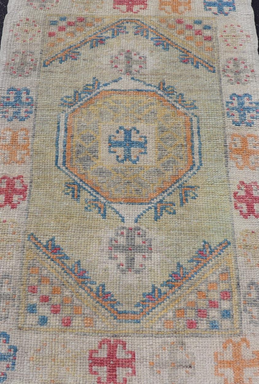 Maße: 2'8 x 4'3 
Moderner türkischer Oushak-Teppich Multicolor Geometrische Muster 2'8 x 4'3.  Keivan Woven Arts / Teppich / EN-1061 Herkunftsland / Art: Türkei / Oushak 

Die Reproduktion des türkischen Oushak-Teppichs ist eine lebendige