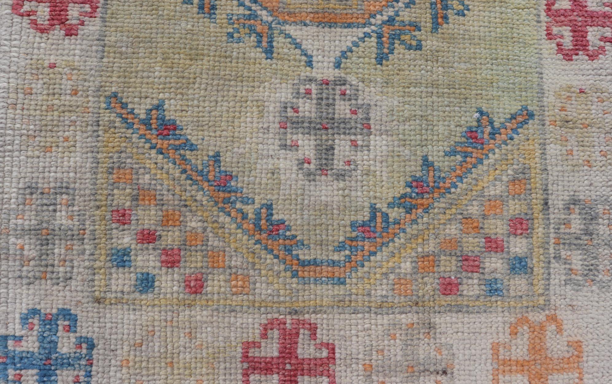 Moderner türkischer Oushak-Teppich mit mehrfarbigen geometrischen Mustern 2'8 x 4'3 (Handgeknüpft) im Angebot