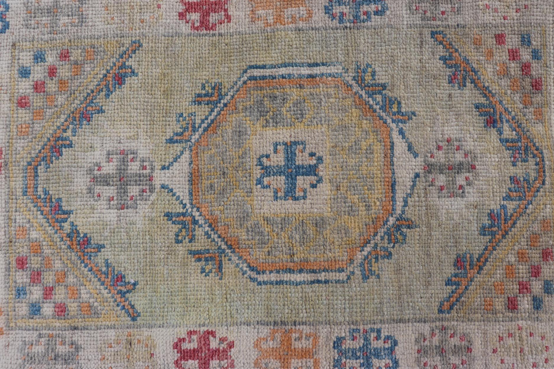 Moderner türkischer Oushak-Teppich mit mehrfarbigen geometrischen Mustern 2'8 x 4'3 im Zustand „Neu“ im Angebot in Atlanta, GA