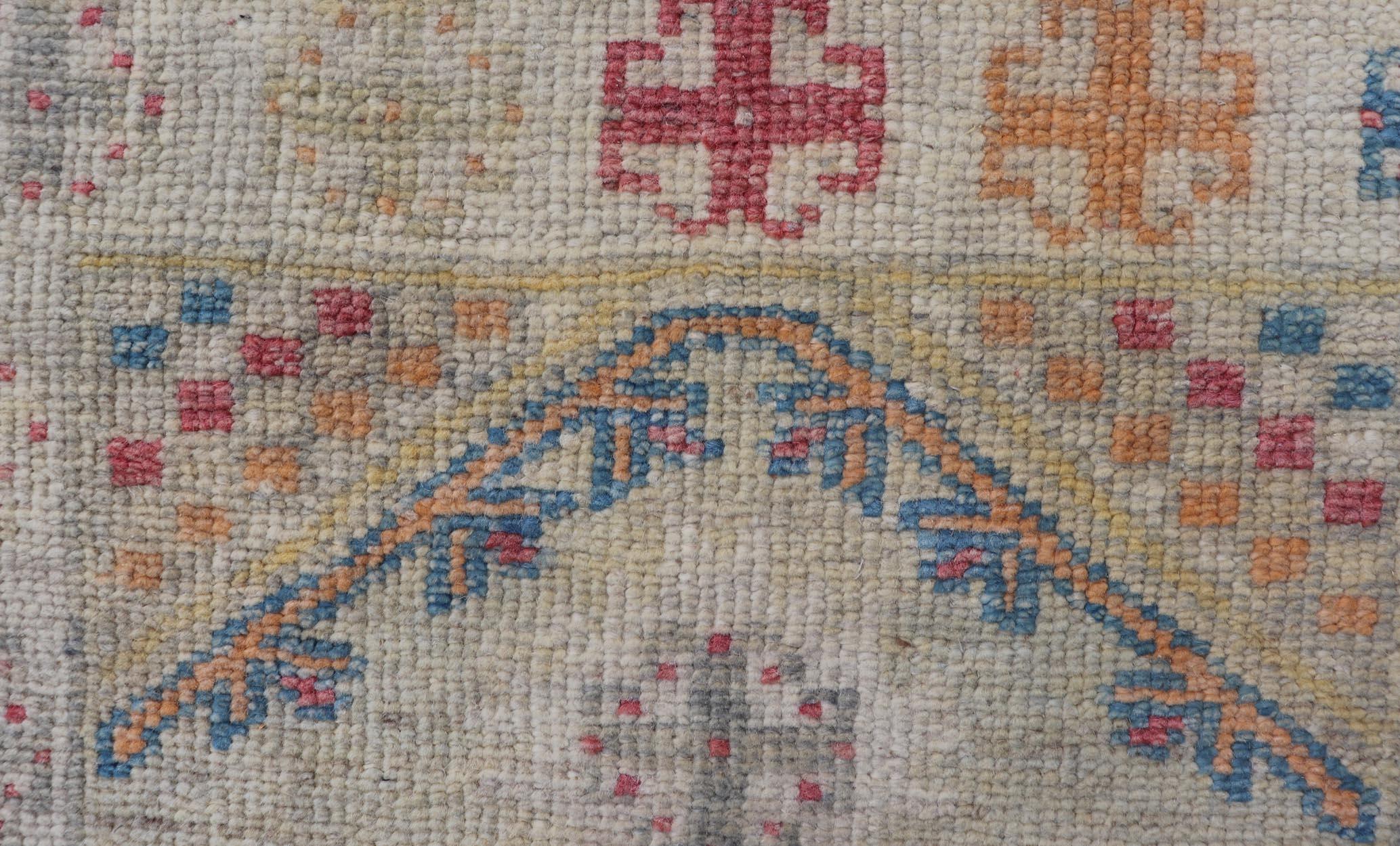 Moderner türkischer Oushak-Teppich mit mehrfarbigen geometrischen Mustern 2'8 x 4'3 (21. Jahrhundert und zeitgenössisch) im Angebot