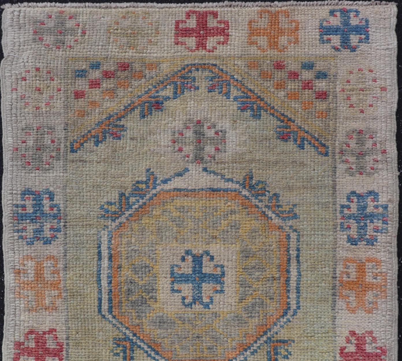 Moderner türkischer Oushak-Teppich mit mehrfarbigen geometrischen Mustern 2'8 x 4'3 (Wolle) im Angebot