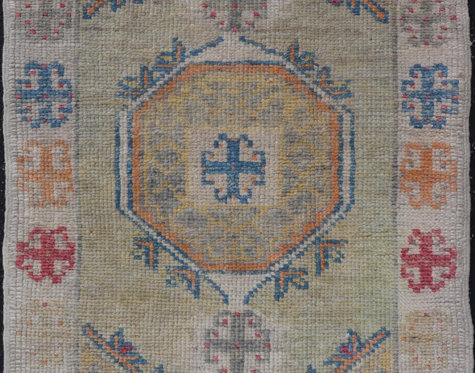 Moderner türkischer Oushak-Teppich mit mehrfarbigen geometrischen Mustern 2'8 x 4'3 im Angebot 1