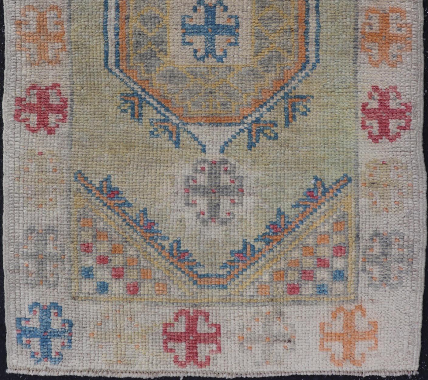Moderner türkischer Oushak-Teppich mit mehrfarbigen geometrischen Mustern 2'8 x 4'3 im Angebot 2