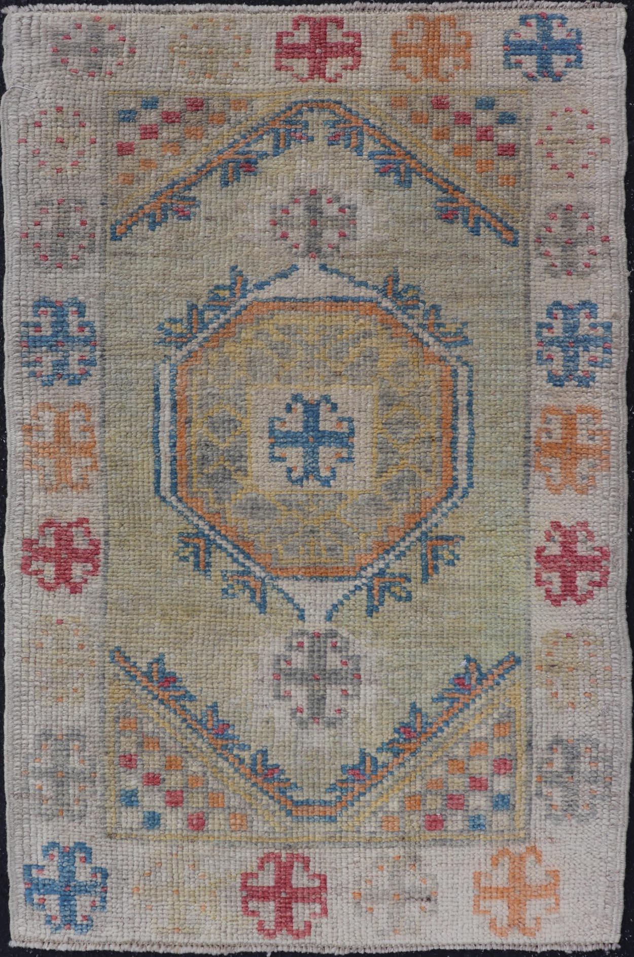 Moderner türkischer Oushak-Teppich mit mehrfarbigen geometrischen Mustern 2'8 x 4'3 im Angebot
