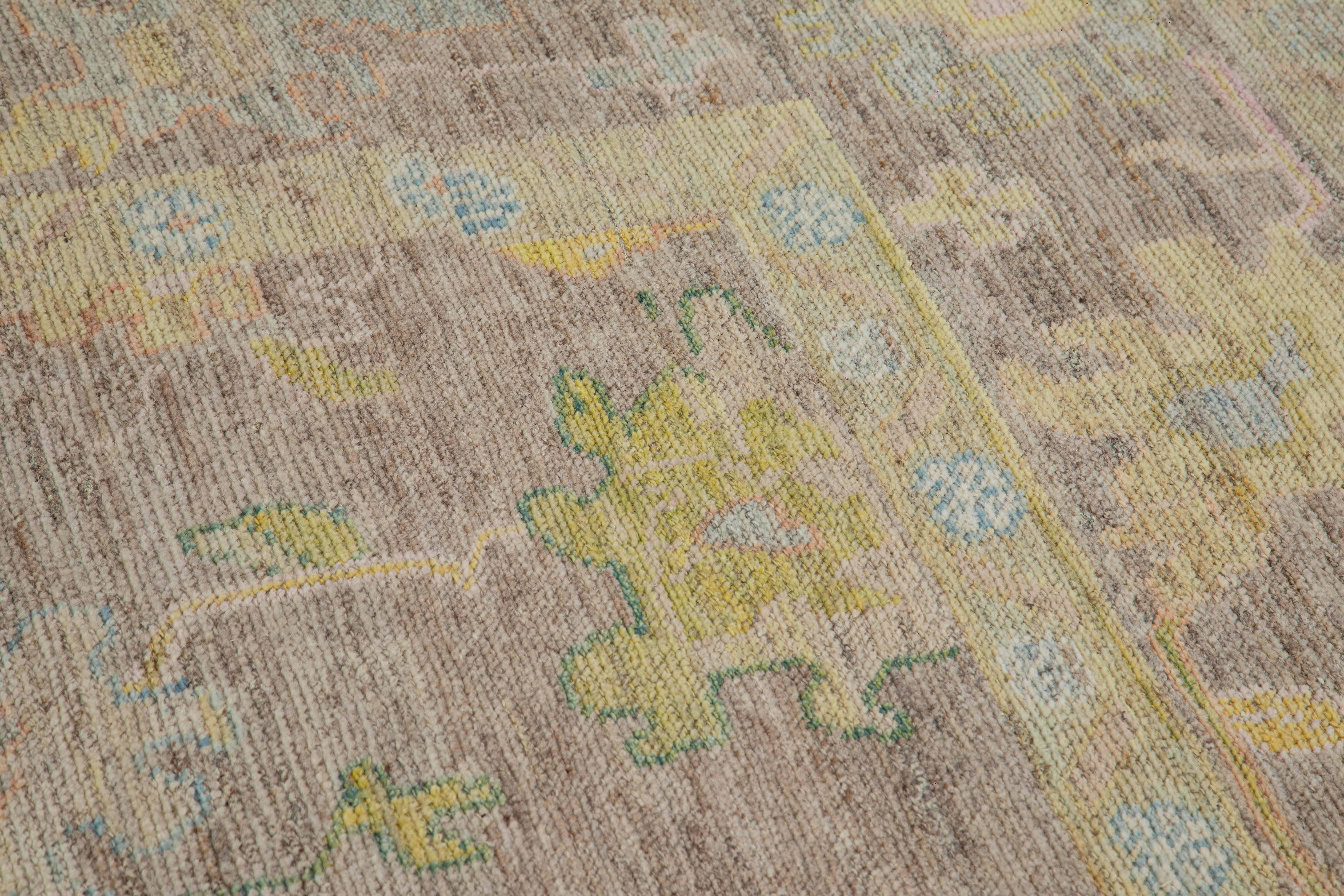 Moderna alfombra turca de lana de oveja tejida a mano de la mejor calidad. Está coloreado con tintes vegetales orgánicos certificados como seguros tanto para humanos como para mascotas. Presenta un campo mixto de beige, marrón y gris con motivos