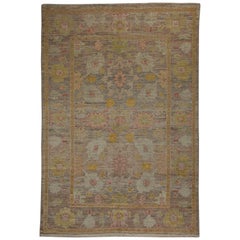 Tapis moderne turc Oushak avec motif de champ et de fleurs beige et gris