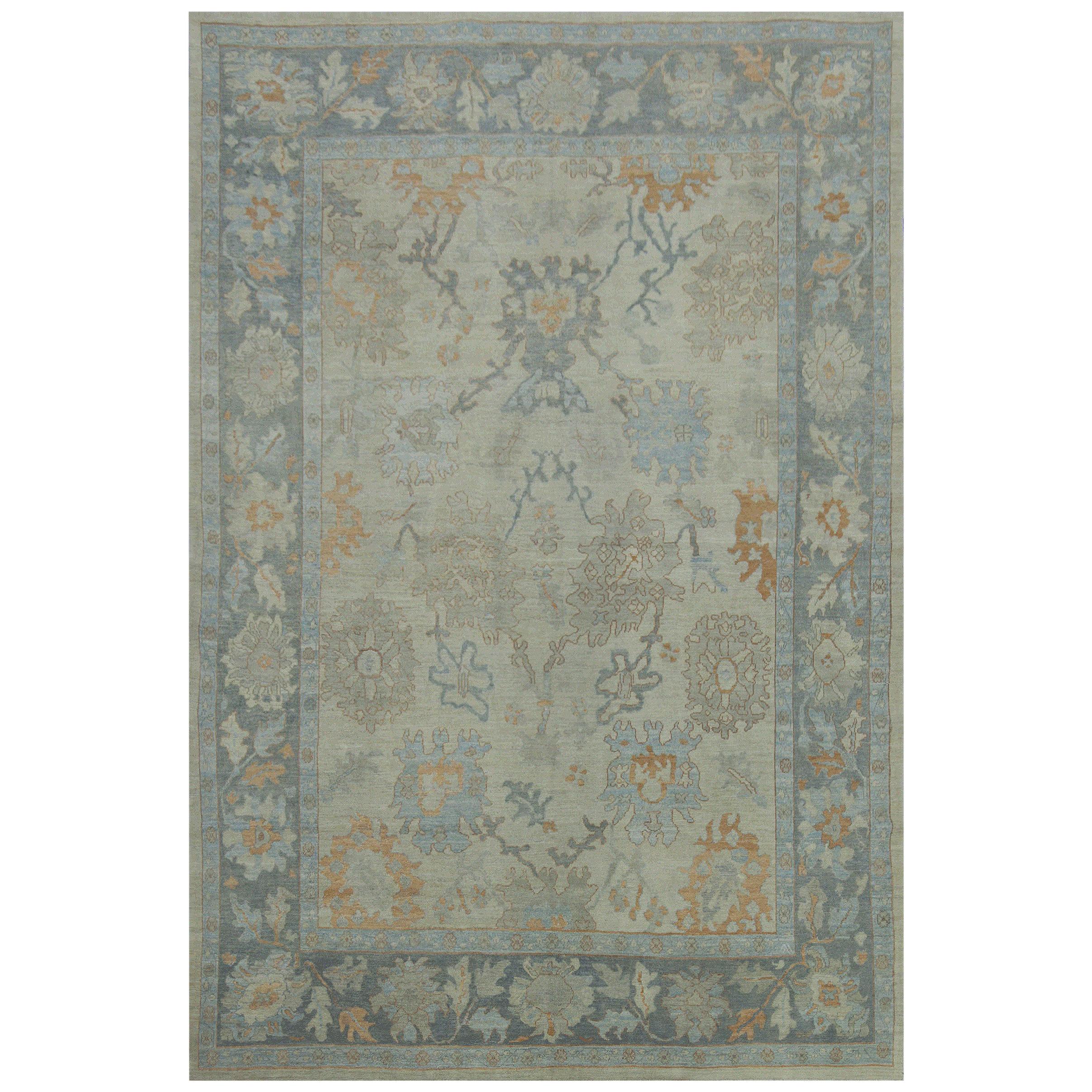 Tapis moderne turc Oushak avec champ beige et bordure bleue et détails floraux