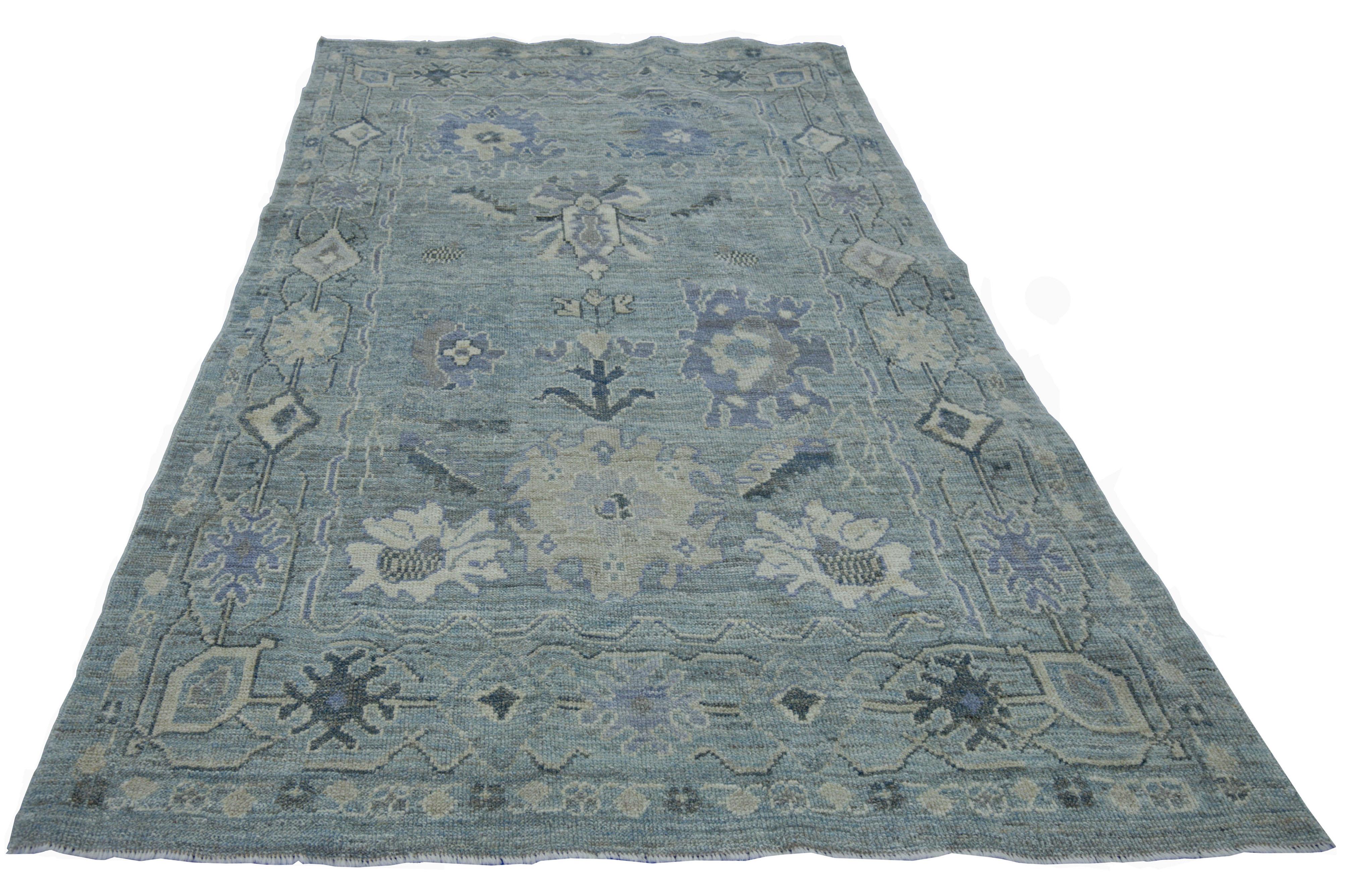 Moderner moderner türkischer Oushak-Teppich mit blauen Feld- und beigefarbenen Blumendetails (Türkisch) im Angebot