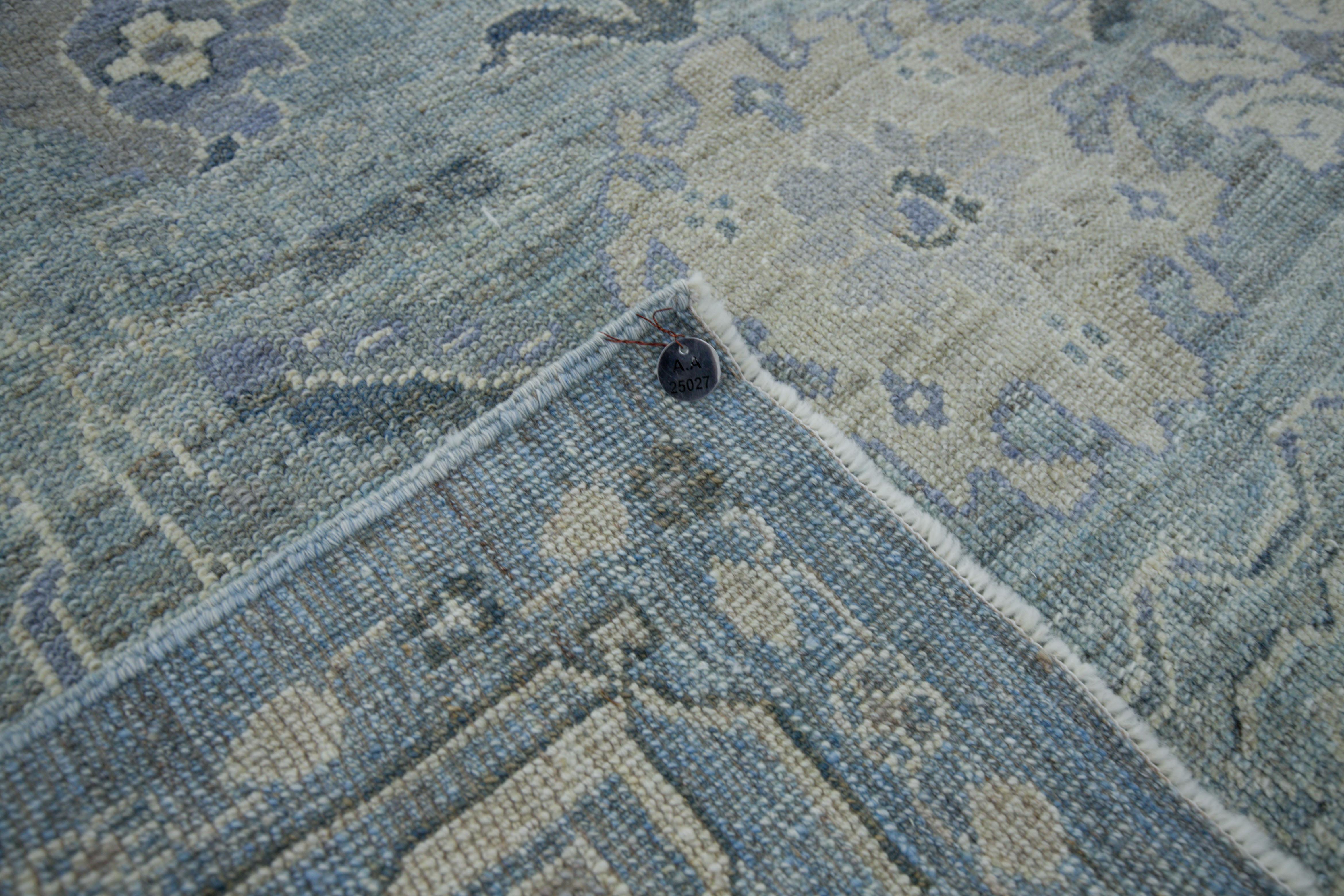 Moderner moderner türkischer Oushak-Teppich mit blauen Feld- und beigefarbenen Blumendetails (Handgewebt) im Angebot