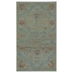 Moderner moderner türkischer Oushak-Teppich mit grenzenlosem Beigefeld und blauen Blumendetails