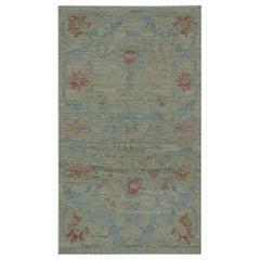 Tapis moderne turc Oushak avec un champ beige sans bordure et des détails floraux bleus