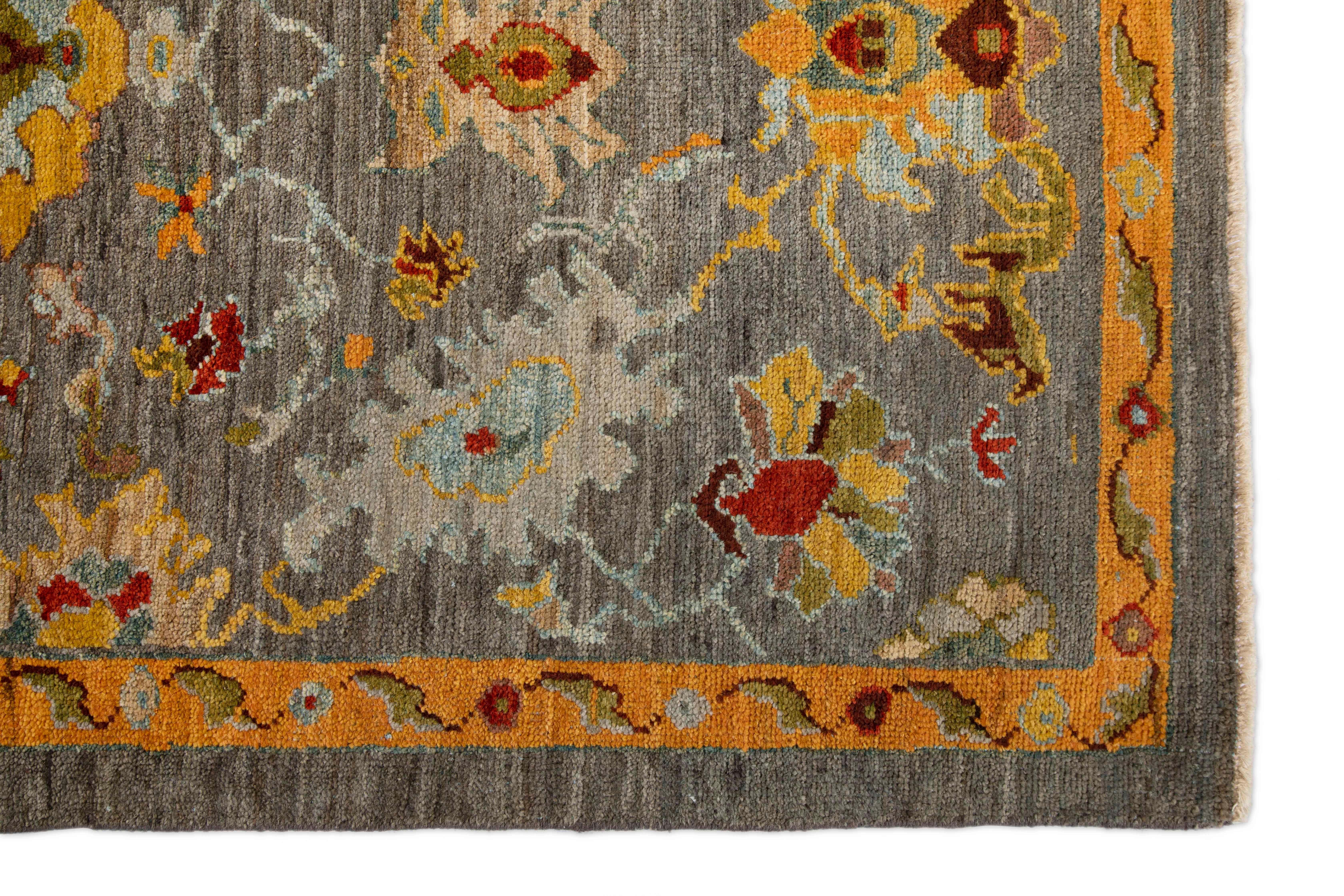 Moderner moderner türkischer Sultanabad-Teppich mit aufwändigen orange-roten Blumenmustern (Oushak) im Angebot