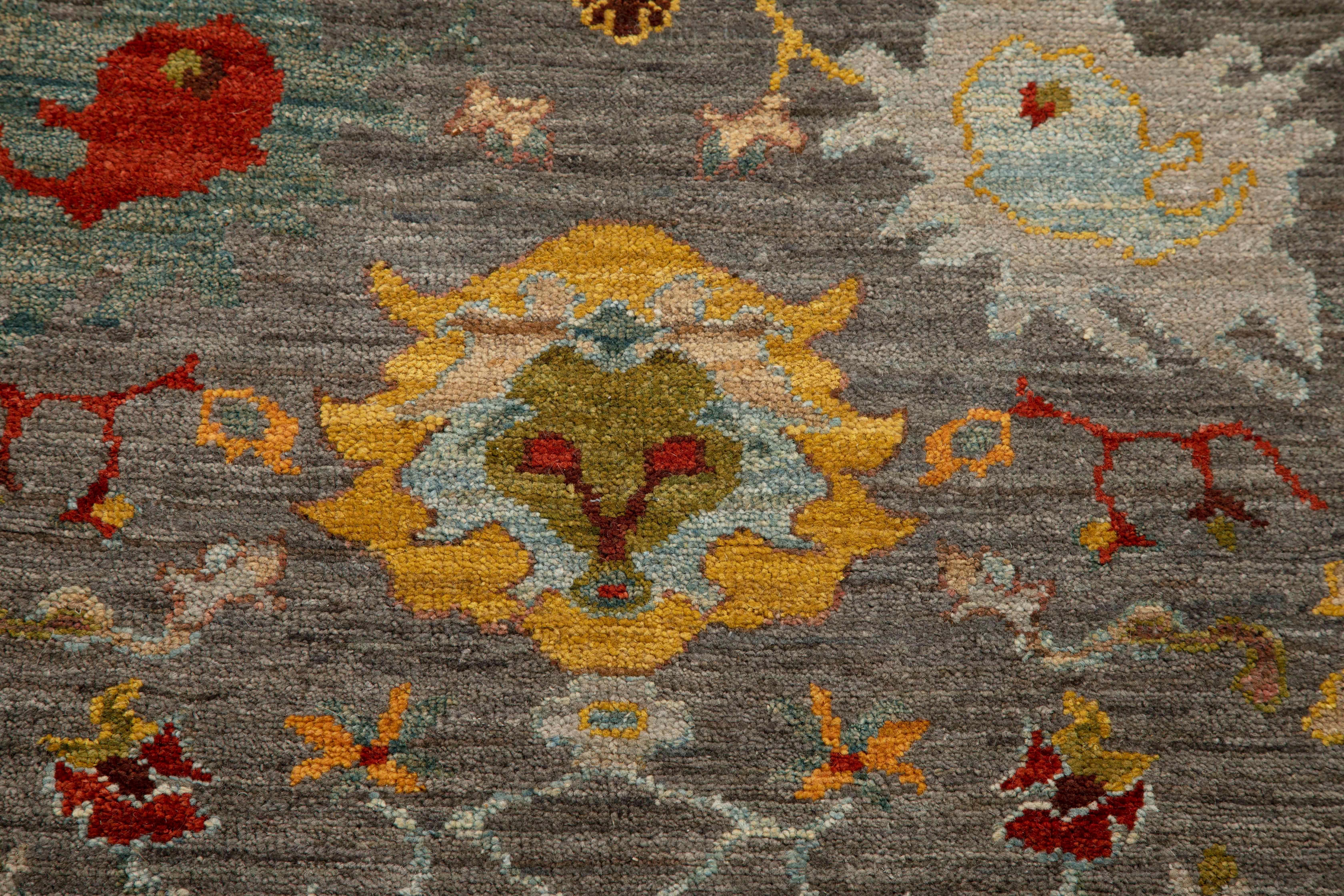 Moderner moderner türkischer Sultanabad-Teppich mit aufwändigen orange-roten Blumenmustern (Handgewebt) im Angebot
