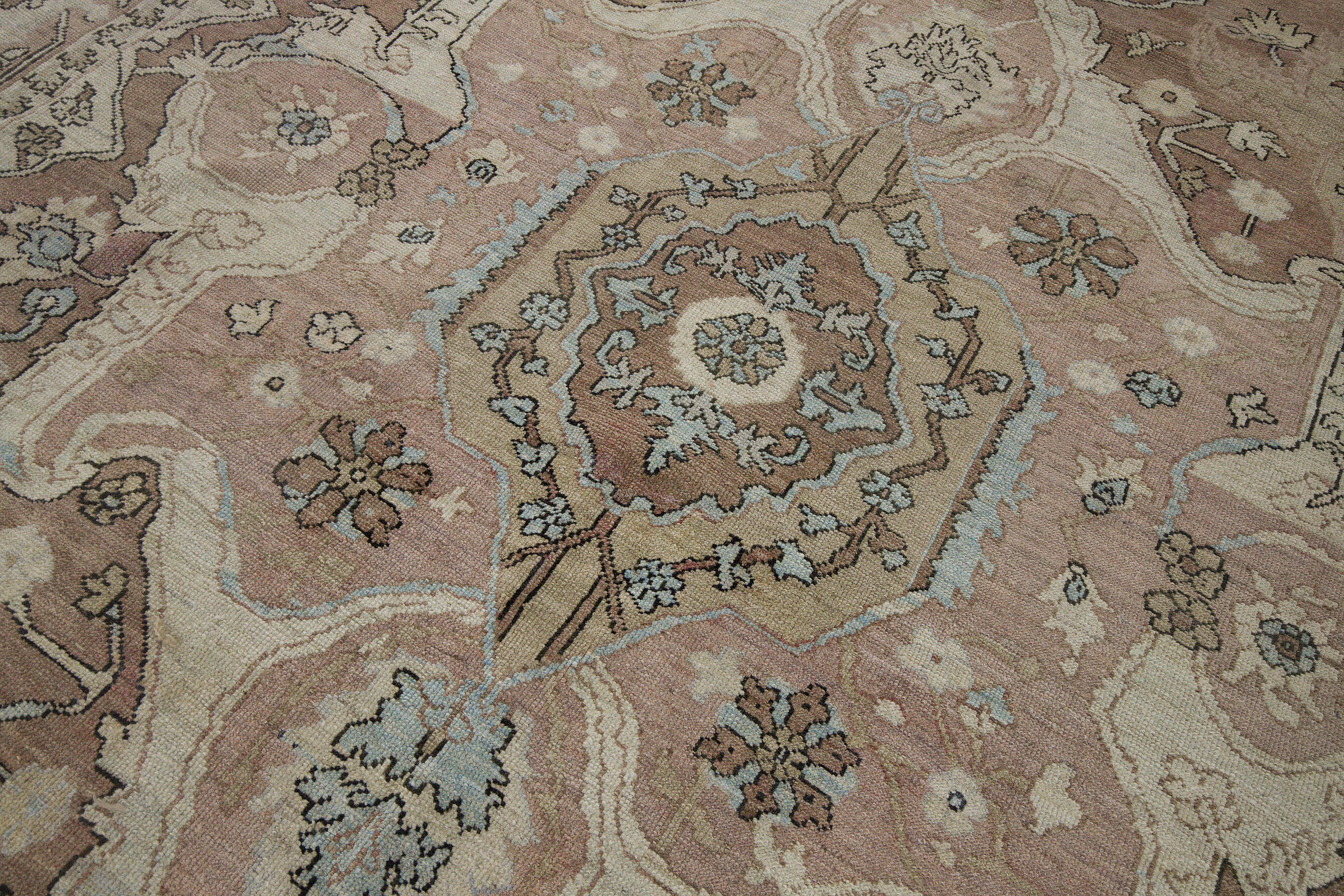 Moderner moderner türkischer Oushak-Teppich mit großem elfenbeinfarbenem und braunem Blumenmedaillon-Detail (Handgewebt) im Angebot