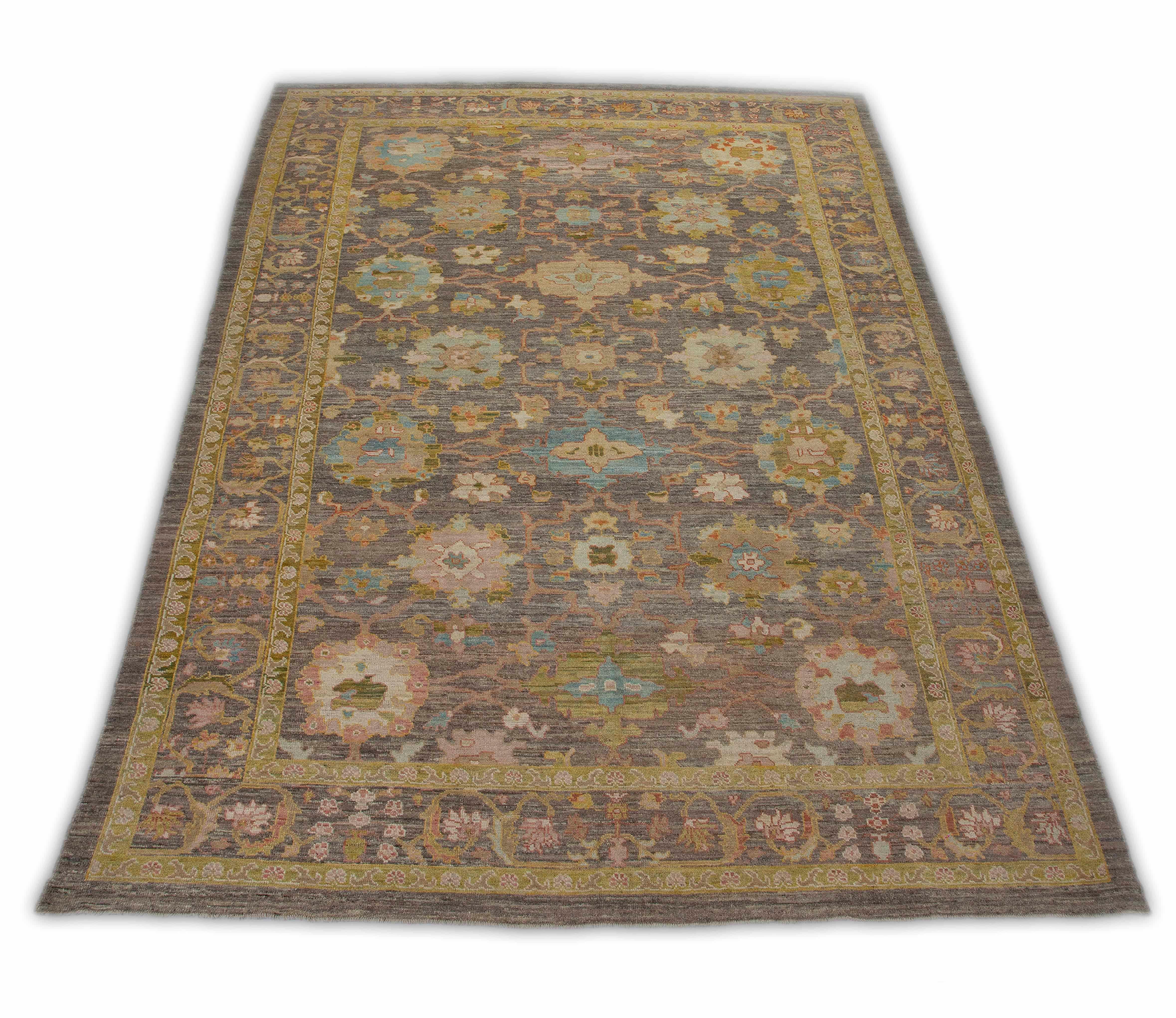 Moderner moderner türkischer Oushak-Teppich mit mehrfarbigen, geblümten Details (Persisch) im Angebot