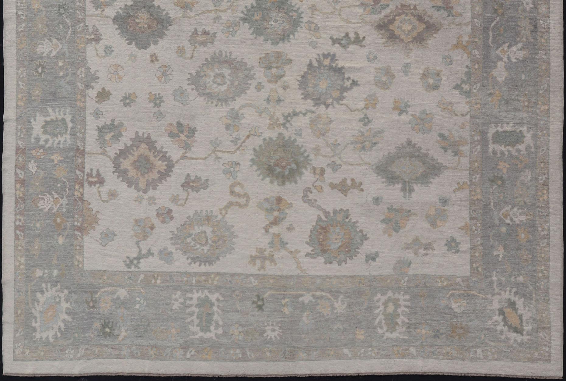 Tappeto Oushak turco moderno con tavolozza di colori neutri e design floreale all-over in vendita 10