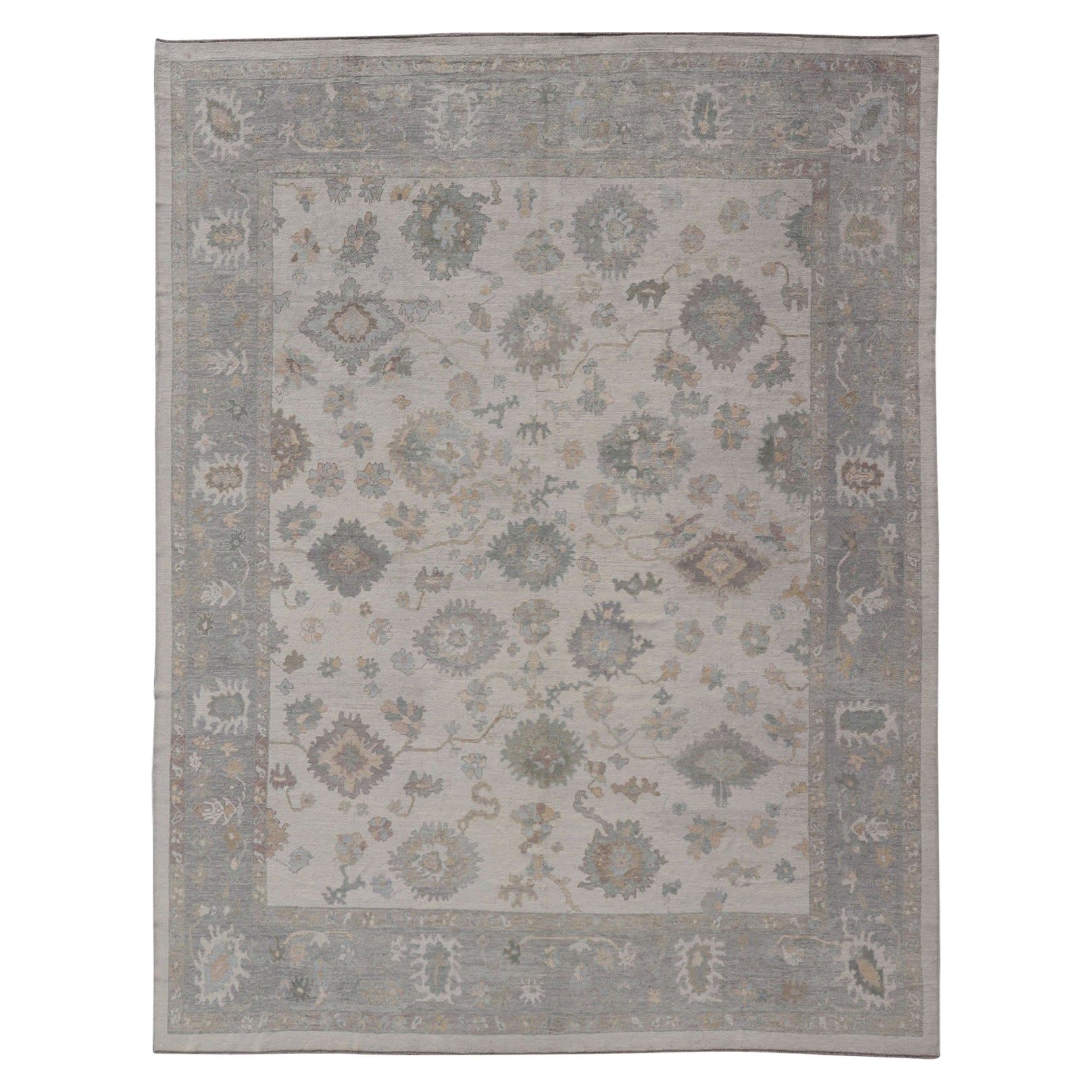 Tappeto Oushak turco moderno con tavolozza di colori neutri e design floreale all-over