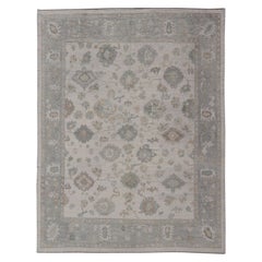 Tappeto Oushak turco moderno con tavolozza di colori neutri e design floreale all-over