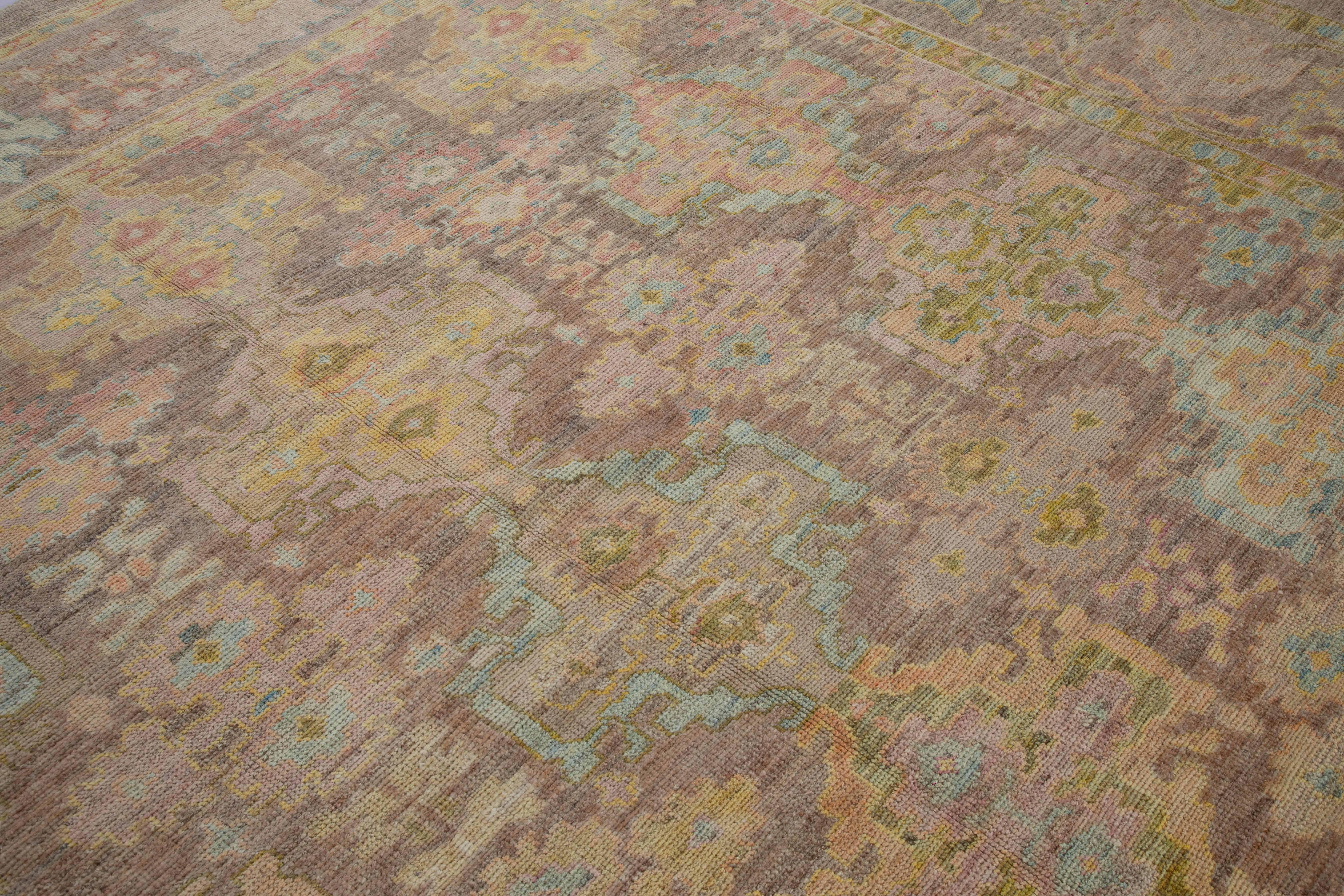 Moderner moderner türkischer Oushak-Teppich mit Blumendetails in verschiedenen Farben (Persisch) im Angebot